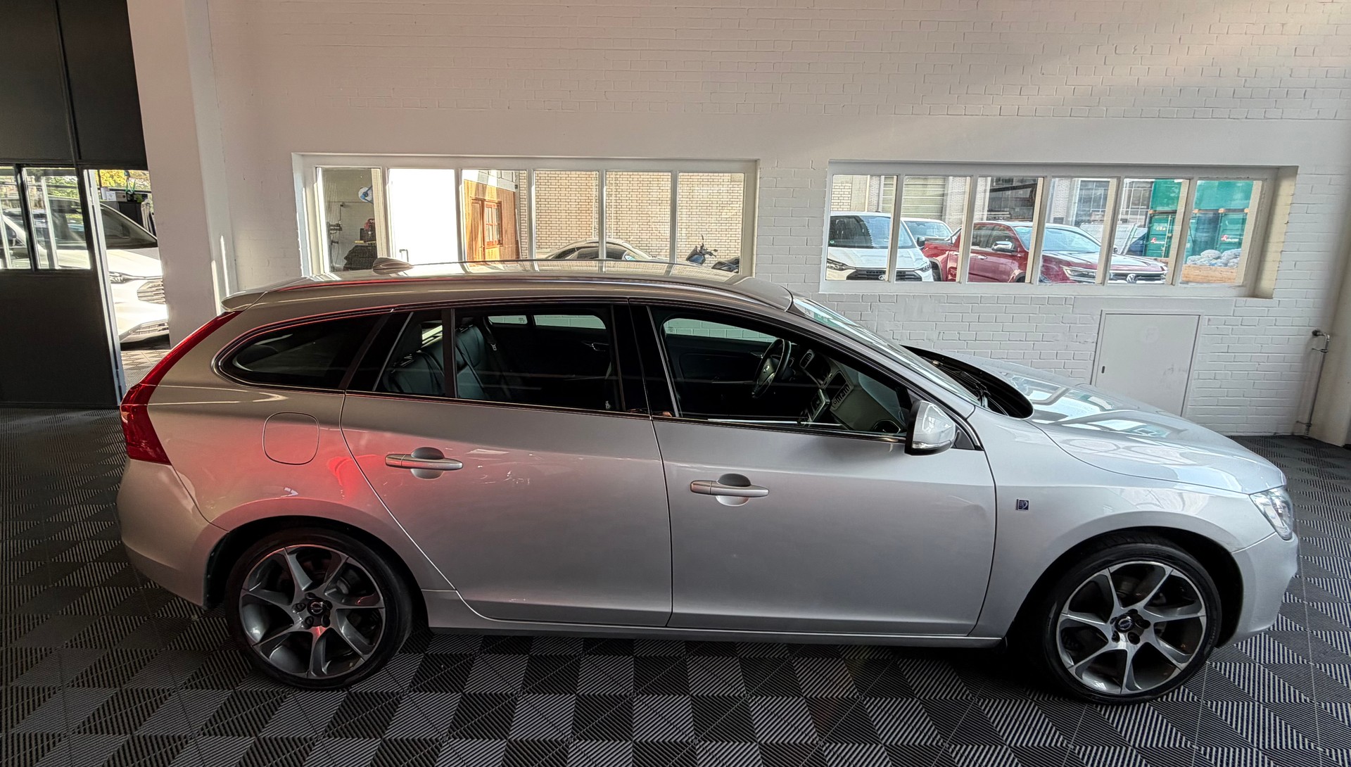 VOLVO V60 D2 OceanRace Geartronic-image-1