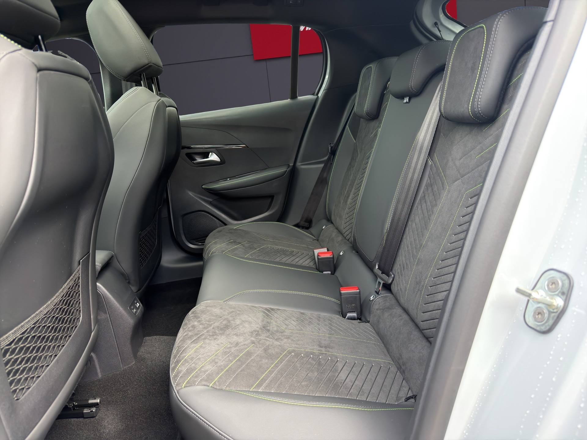PEUGEOT 208 1.2 MHEV GT Exclusive-image-6