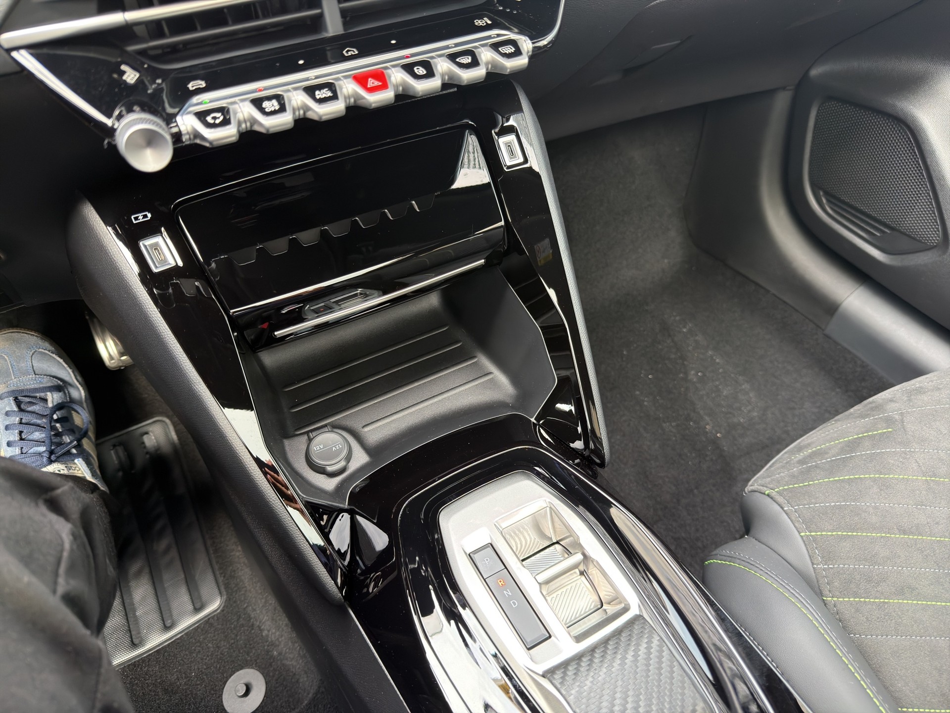 PEUGEOT 208 1.2 MHEV GT Exclusive-image-10