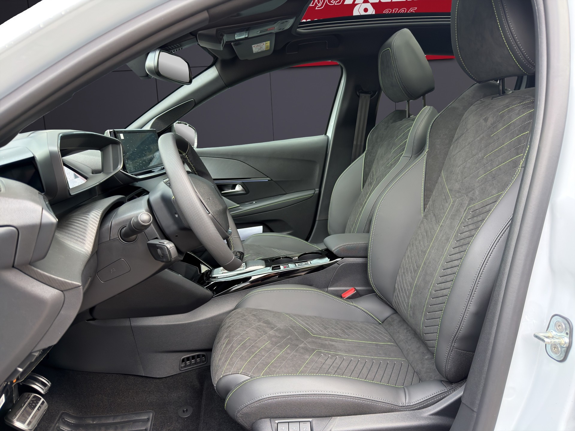 PEUGEOT 208 1.2 MHEV GT Exclusive-image-5