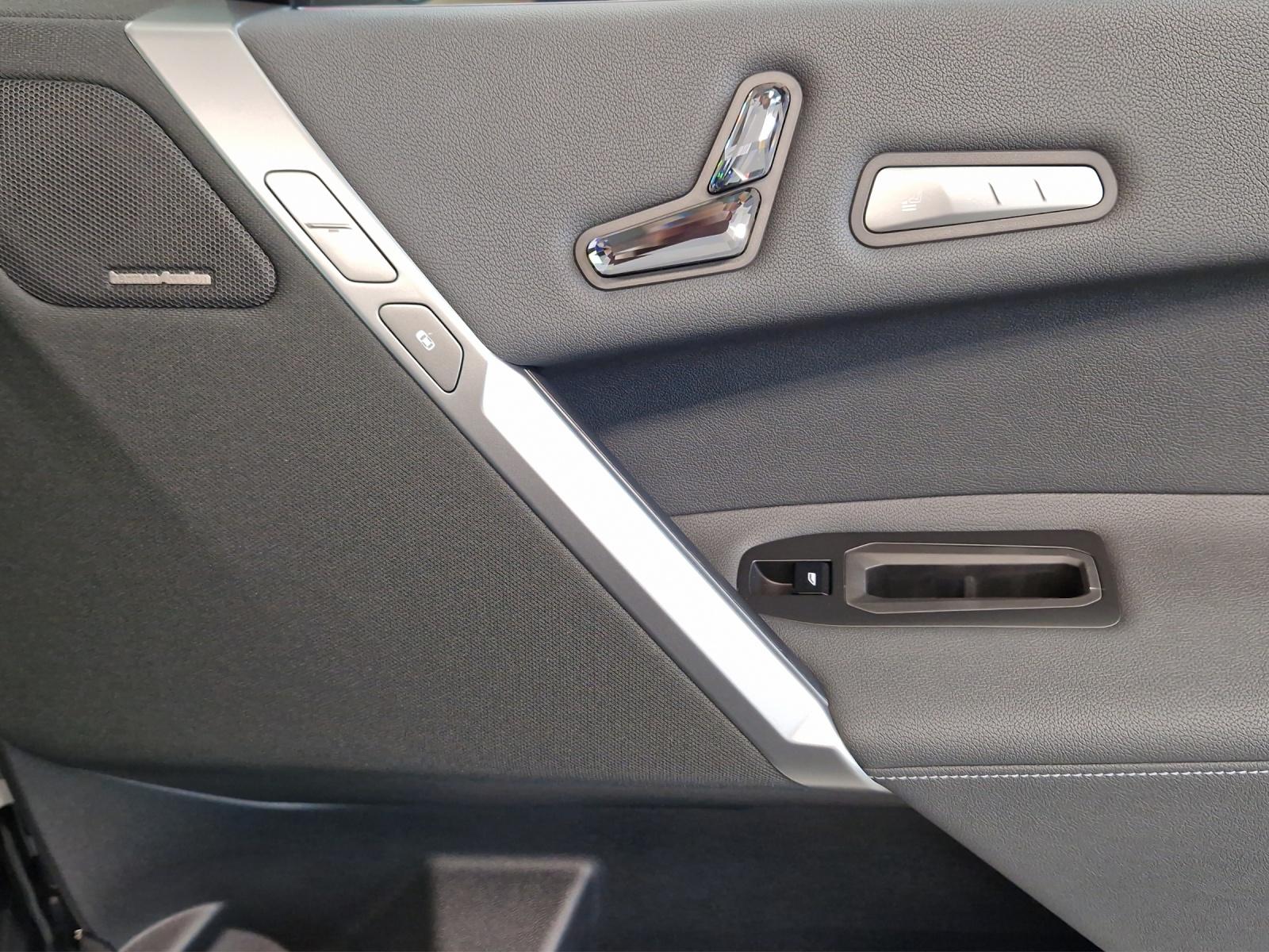 BMW iX xDrive60 M Sport Pro-image-17
