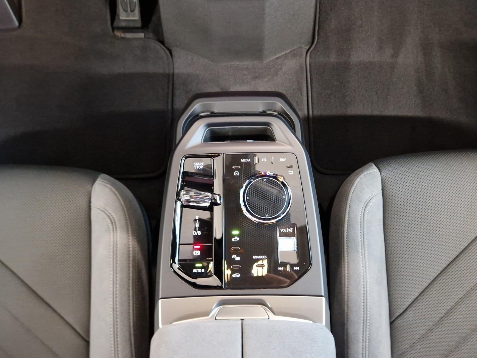 BMW iX xDrive60 M Sport Pro-image-14