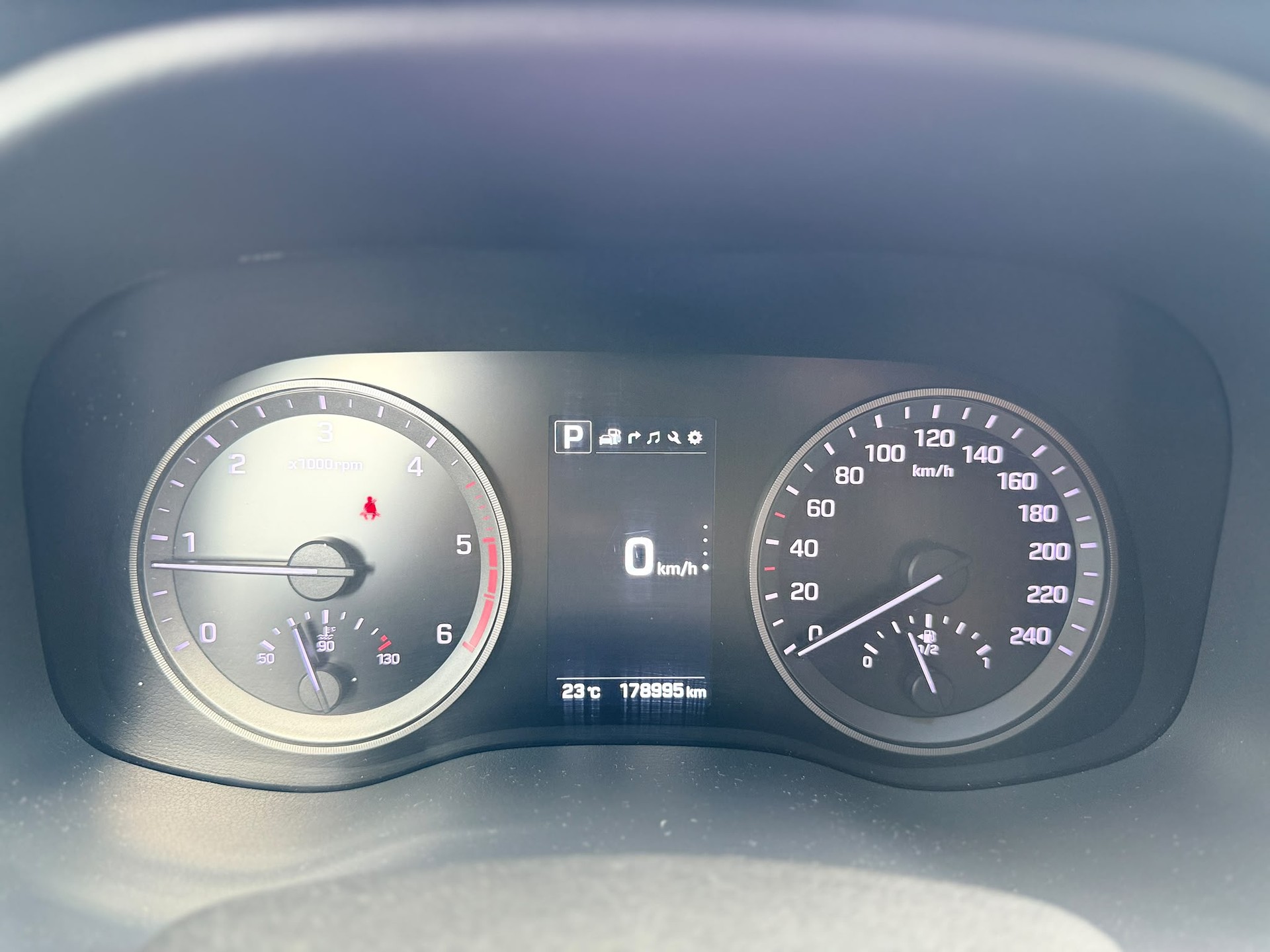 HYUNDAI Tucson 2.0 CRDi 185 Launch Edition 4WD-image-18