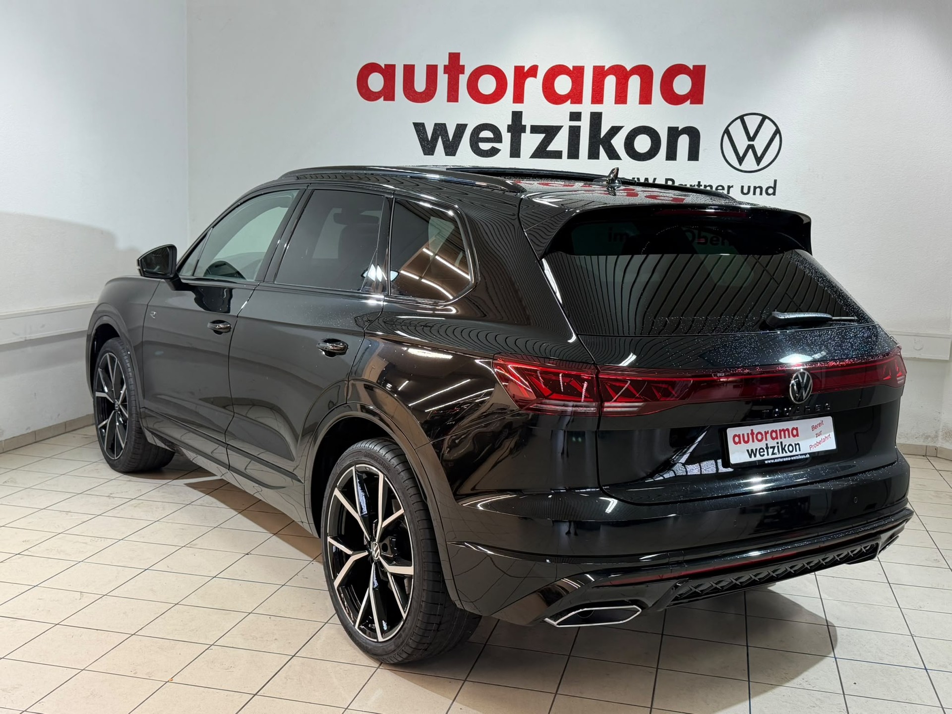 VW Touareg 3.0 TDI R-Line Final Edition Tiptronic-image-2