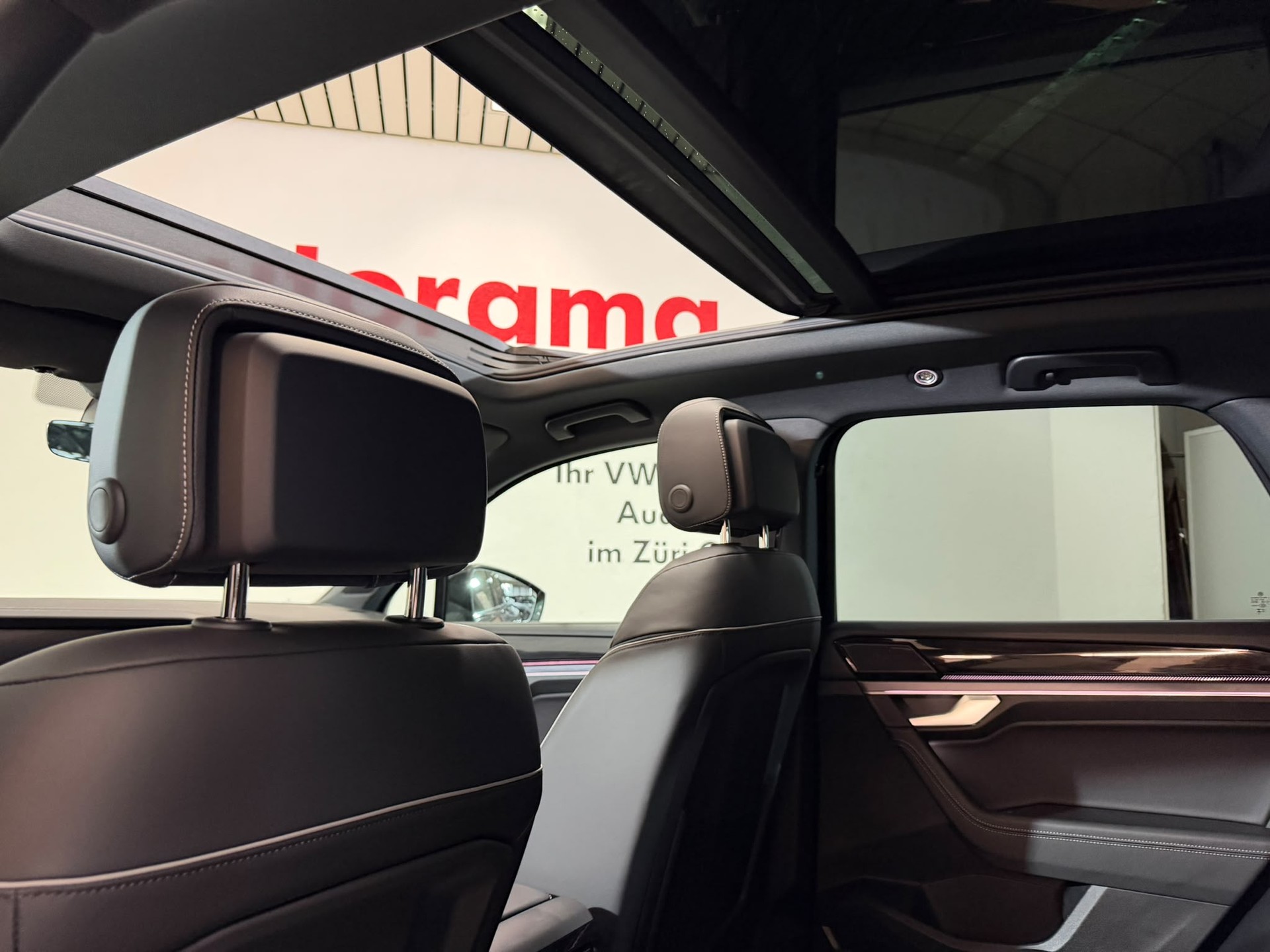 VW Touareg 3.0 TDI R-Line Final Edition Tiptronic-image-8