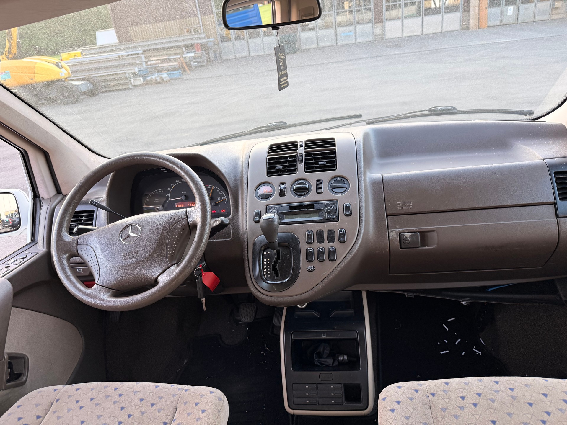 PEUGEOT Partner 1.6BlueHDI Allure-image-9