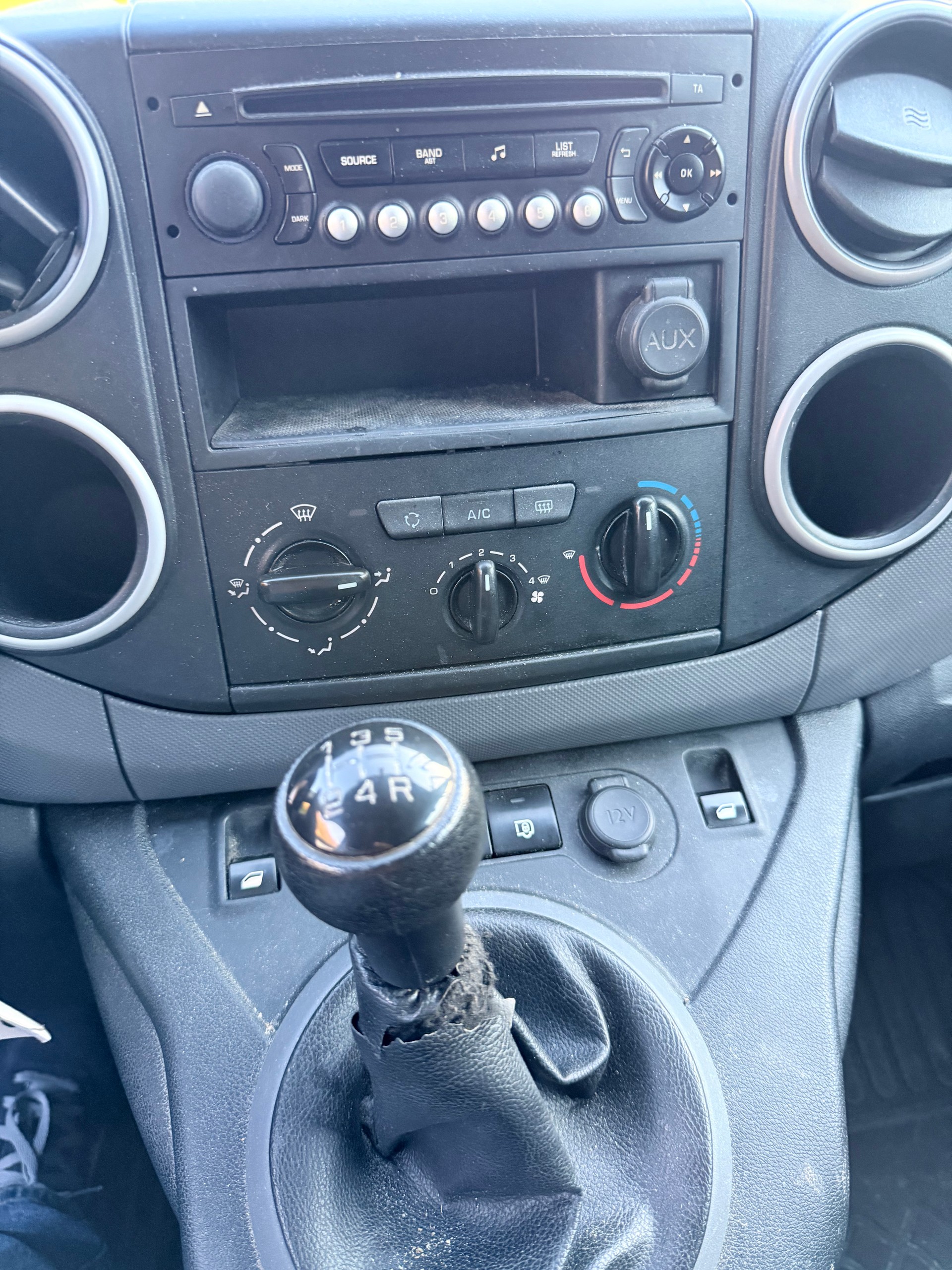 PEUGEOT Partner 1.6BlueHDI Allure-image-11