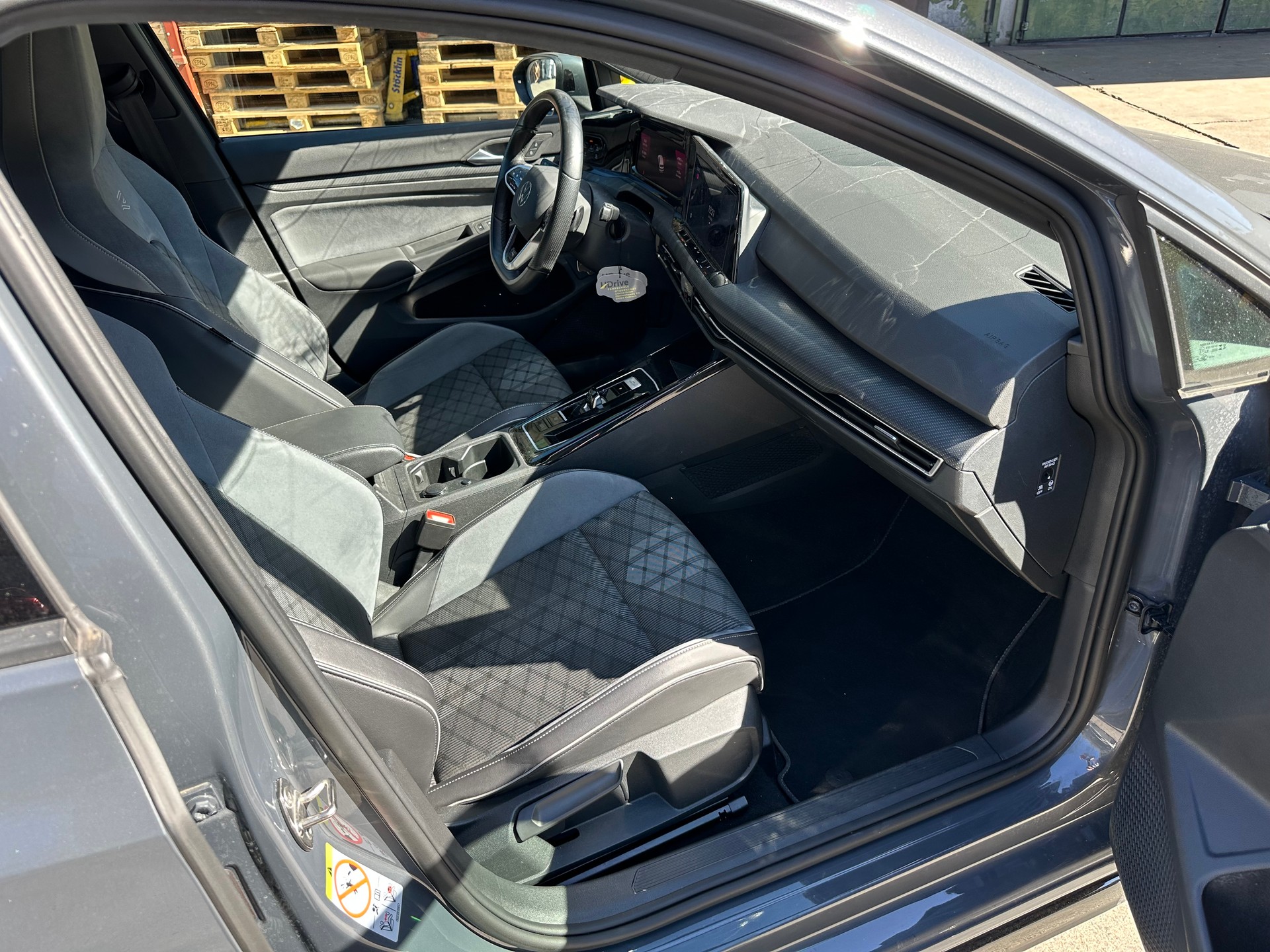 VW Golf 1.5 eTSI mHEV ACT R-Line DSG-image-10