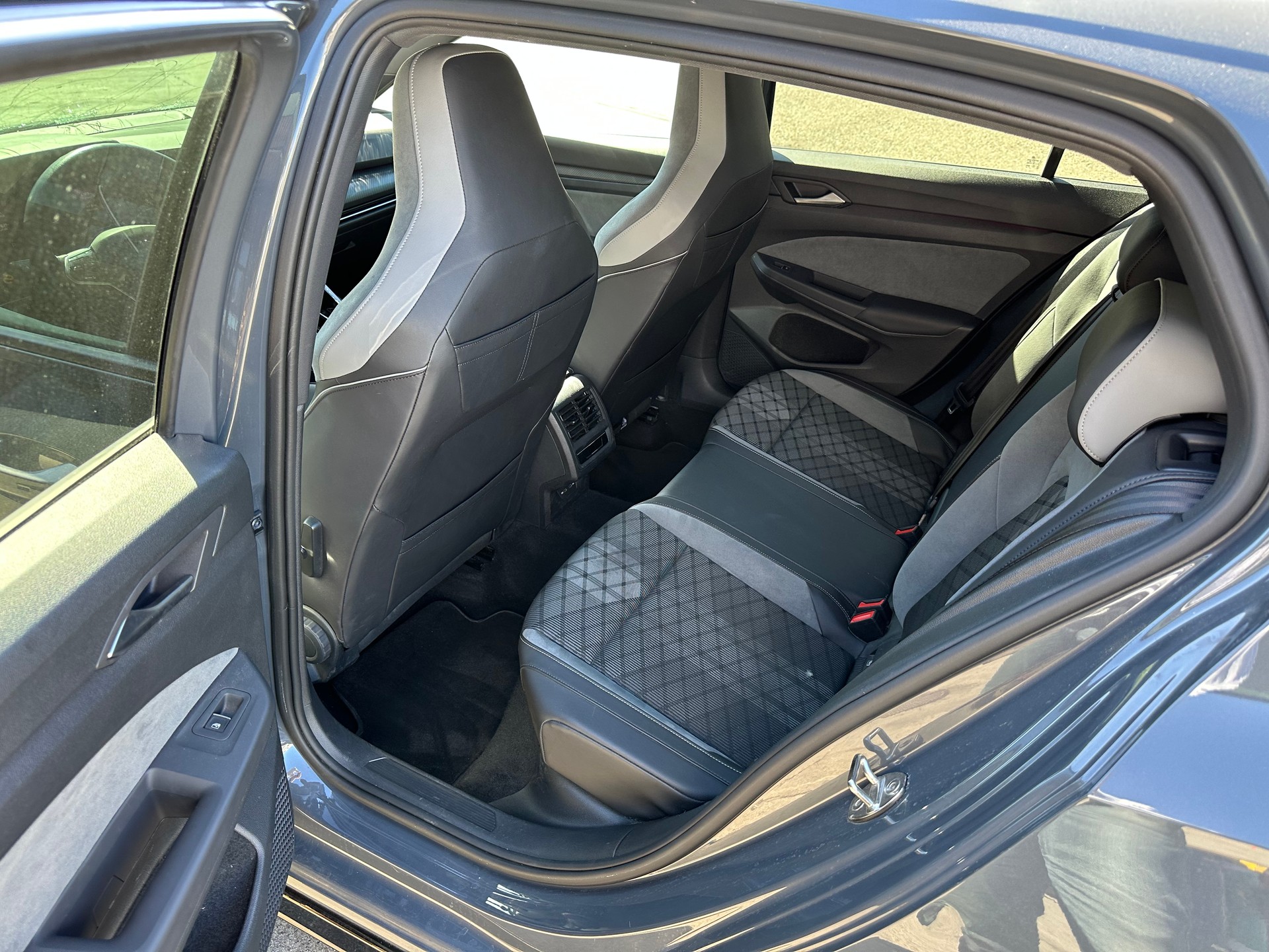 VW Golf 1.5 eTSI mHEV ACT R-Line DSG-image-13
