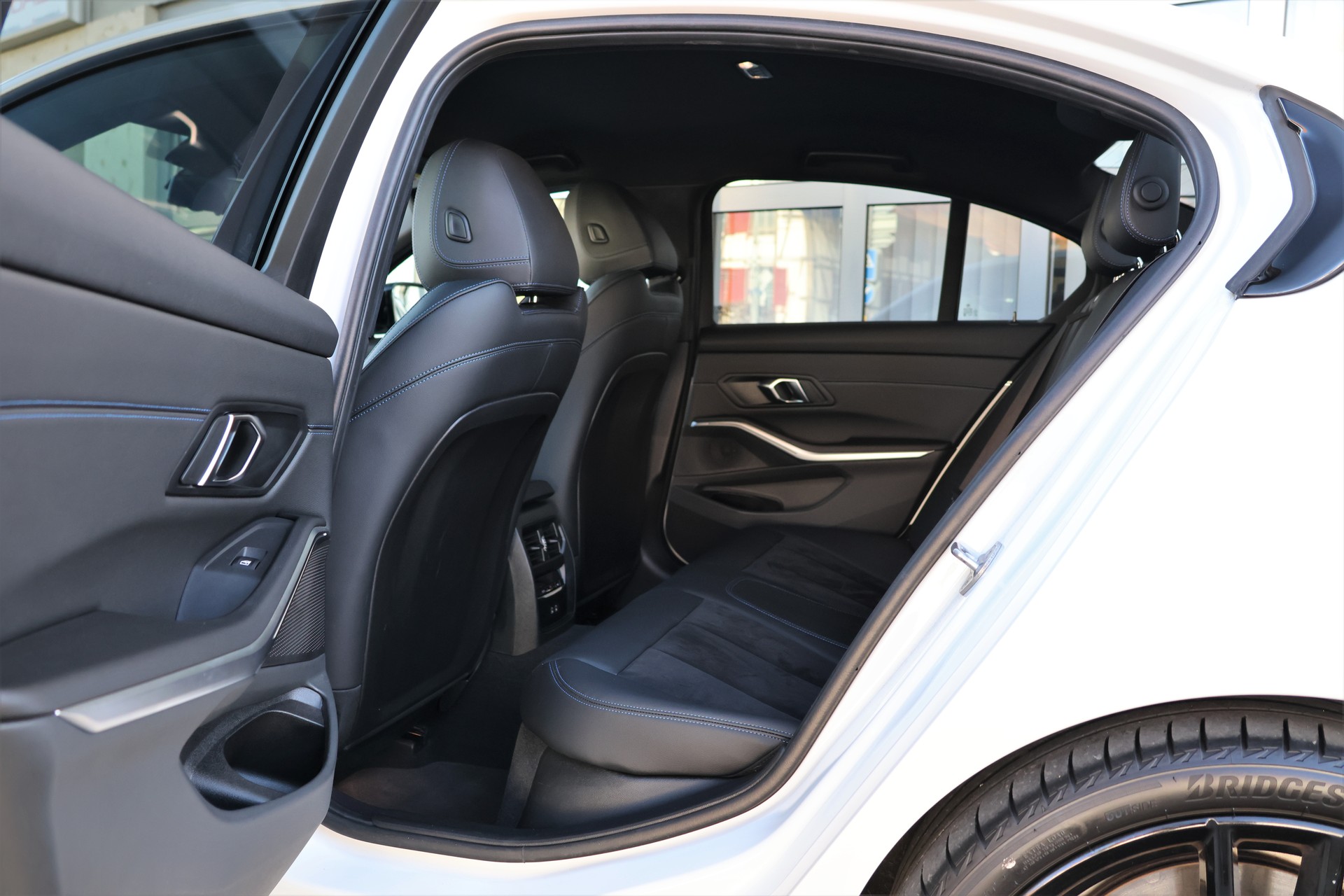 BMW 320d xDrive 48V Steptronic M Sport-image-11