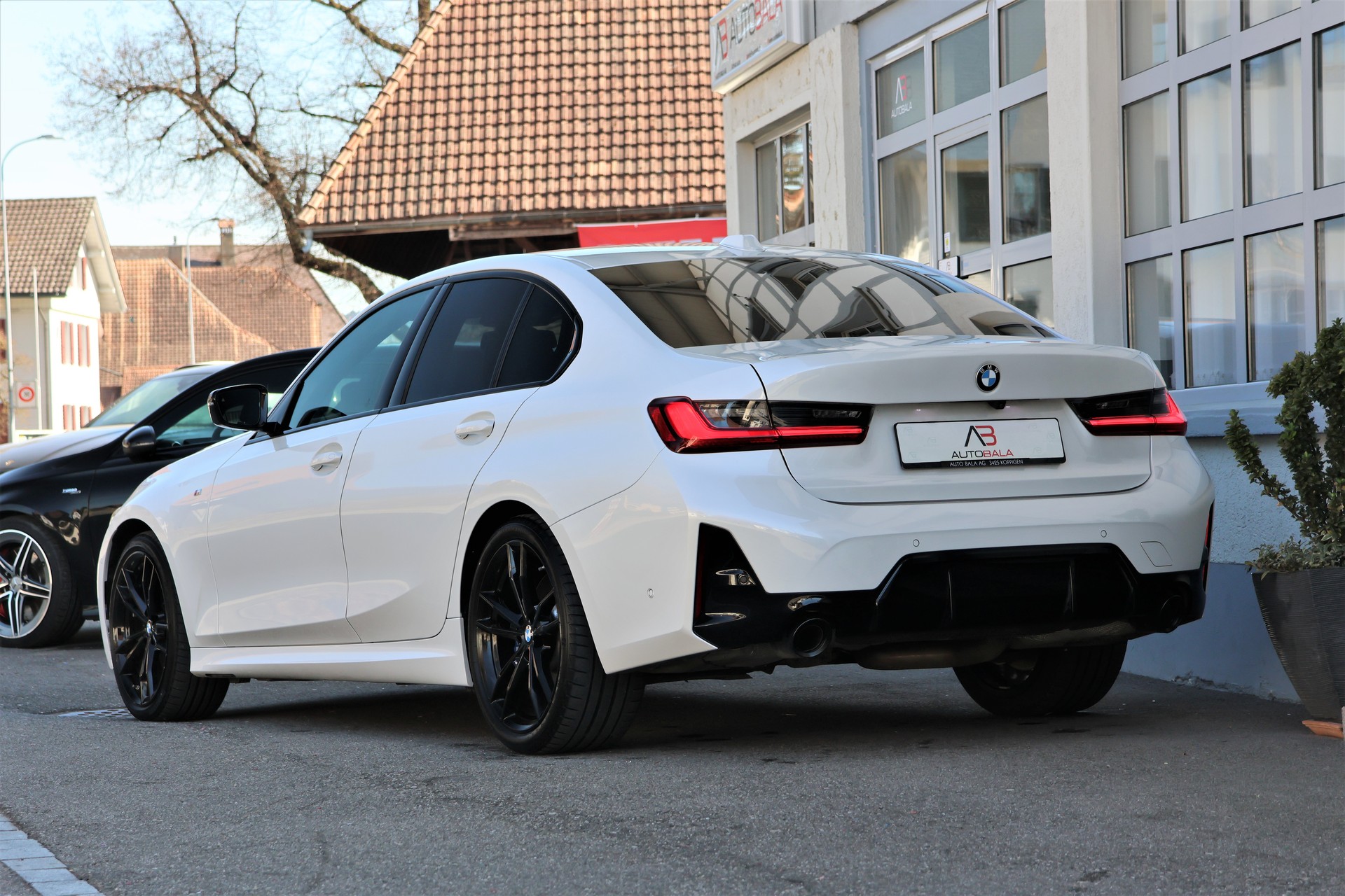 BMW 320d xDrive 48V Steptronic M Sport-showroom-element-2