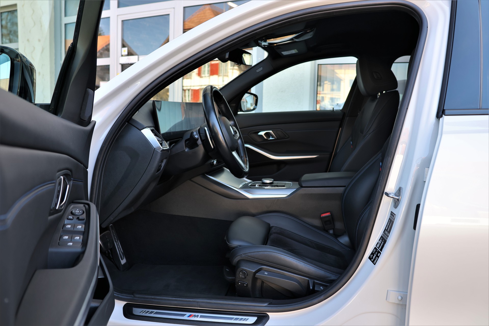 BMW 320d xDrive 48V Steptronic M Sport-image-8