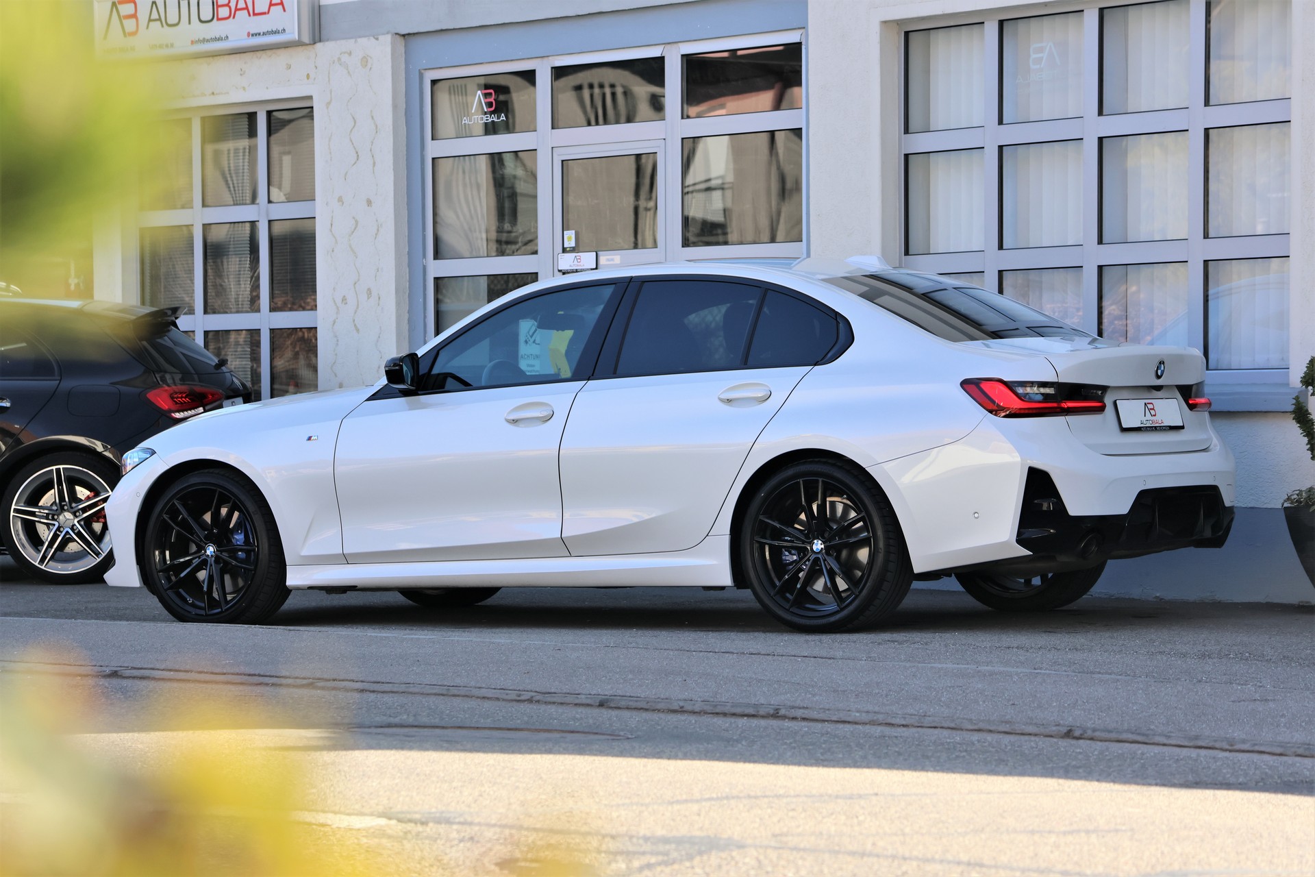 BMW 320d xDrive 48V Steptronic M Sport-showroom-element-3