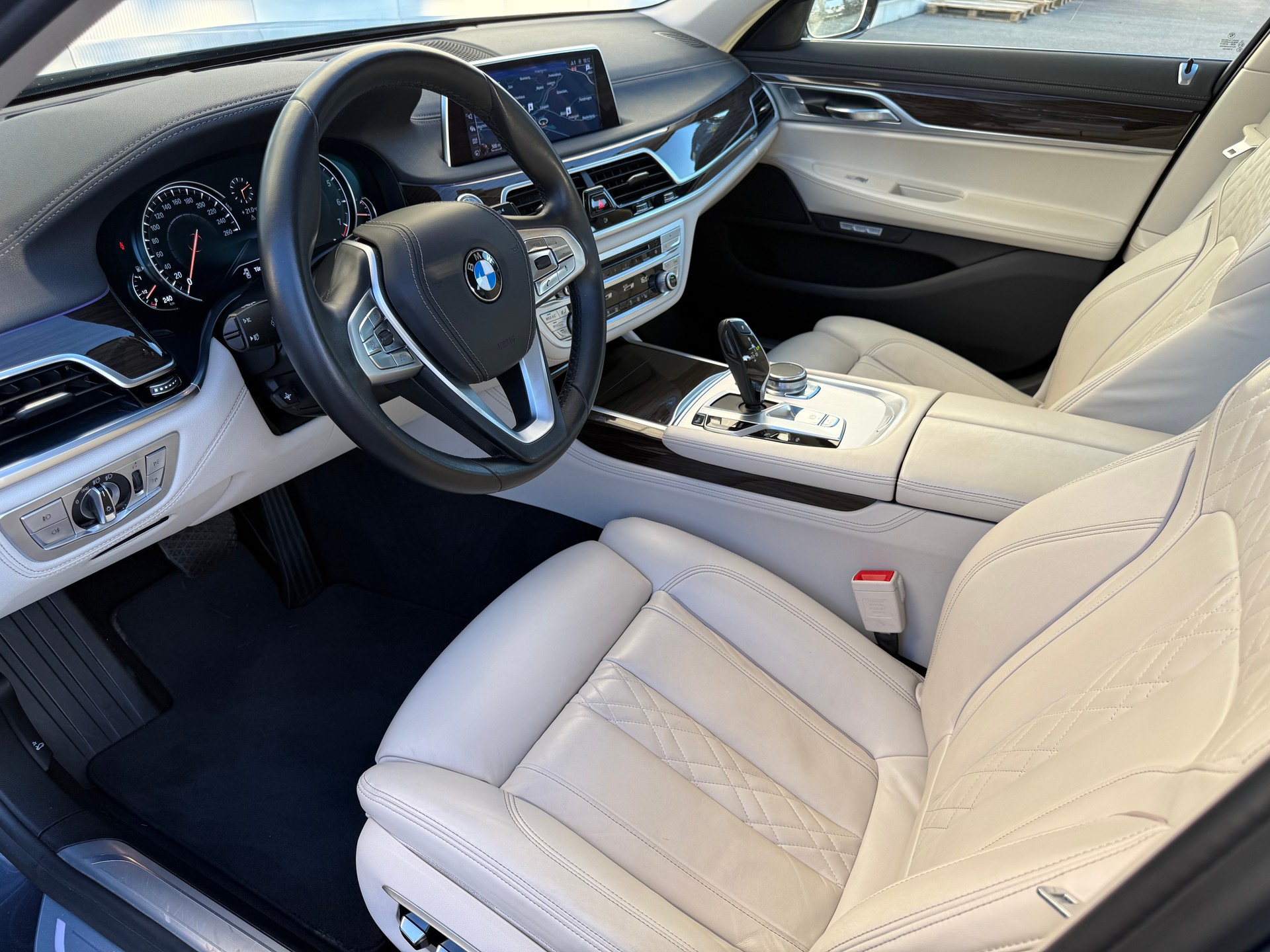 BMW 750i xDrive Steptronic-image-8