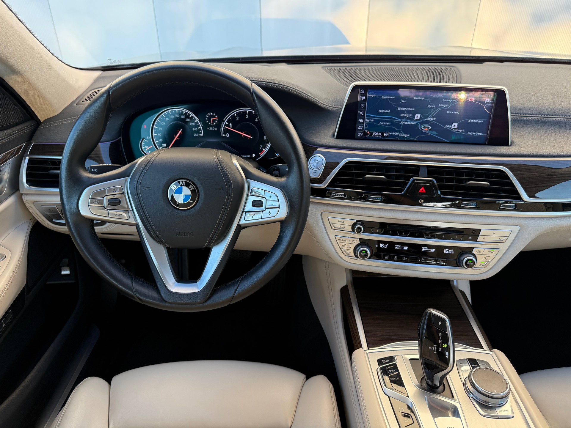 BMW 750i xDrive Steptronic-image-10