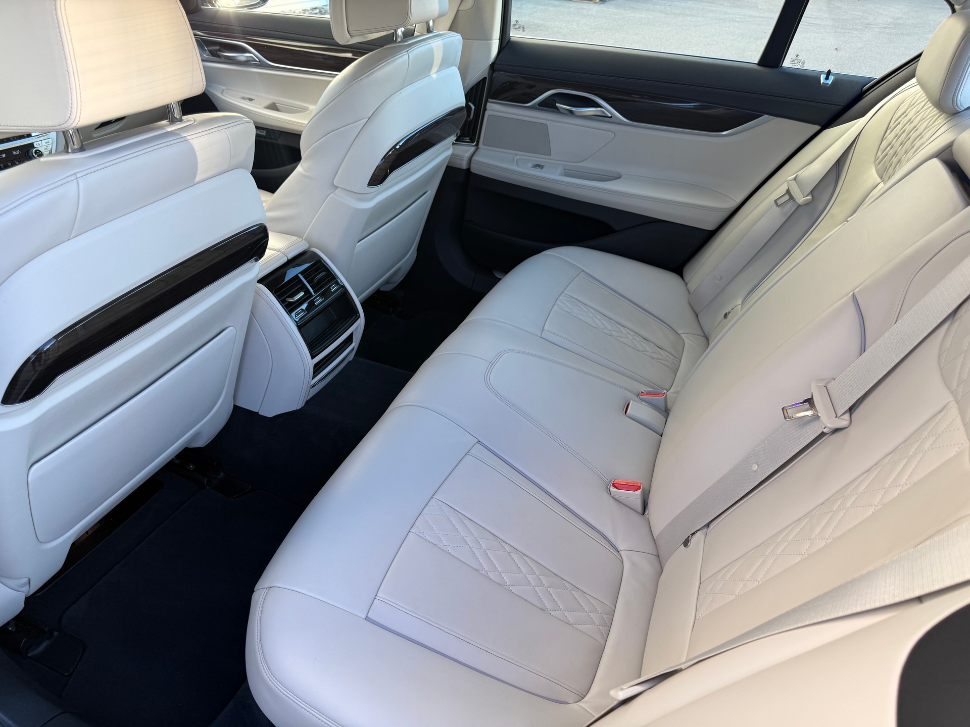 BMW 750i xDrive Steptronic-image-11
