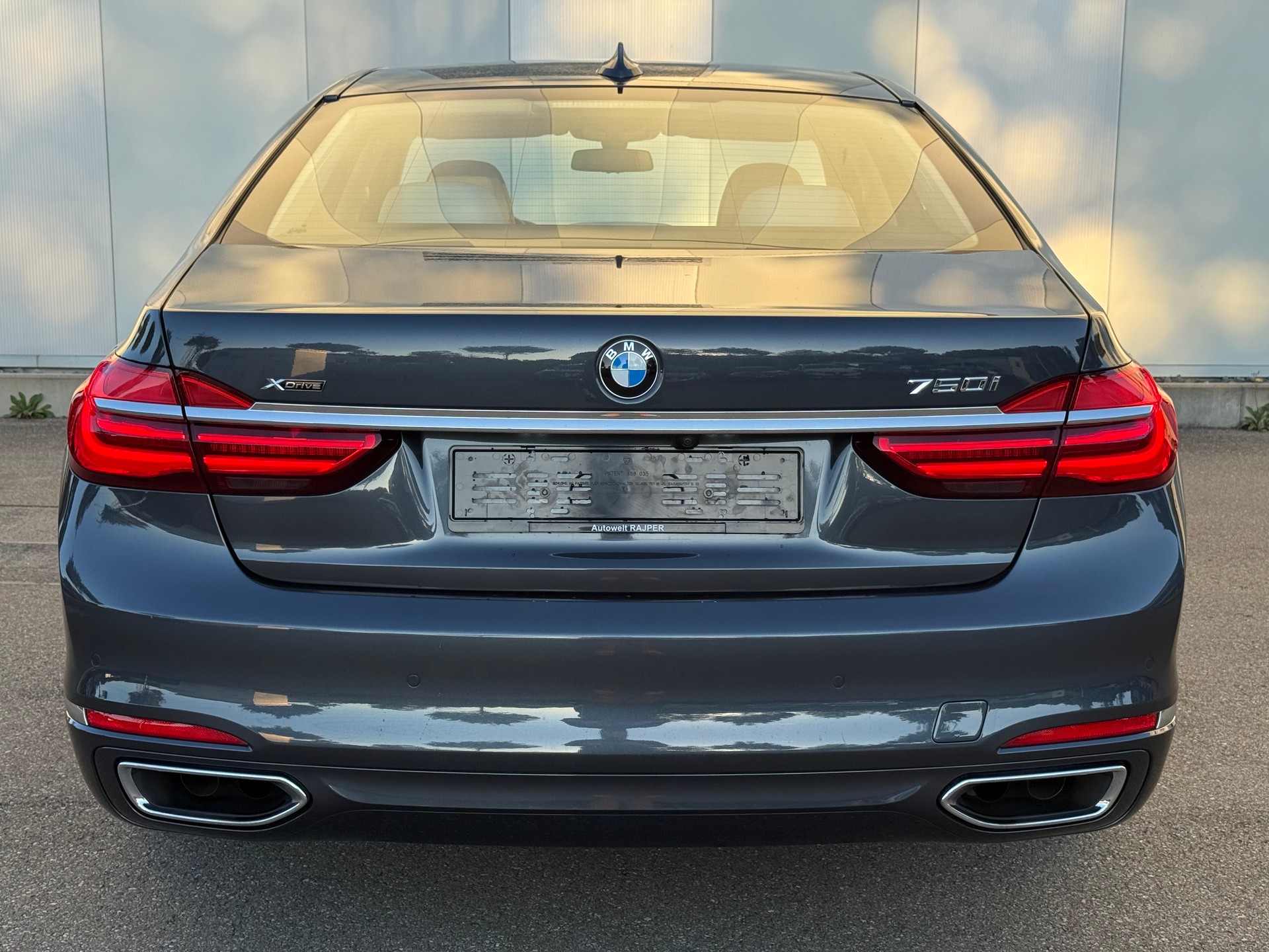 BMW 750i xDrive Steptronic-image-4