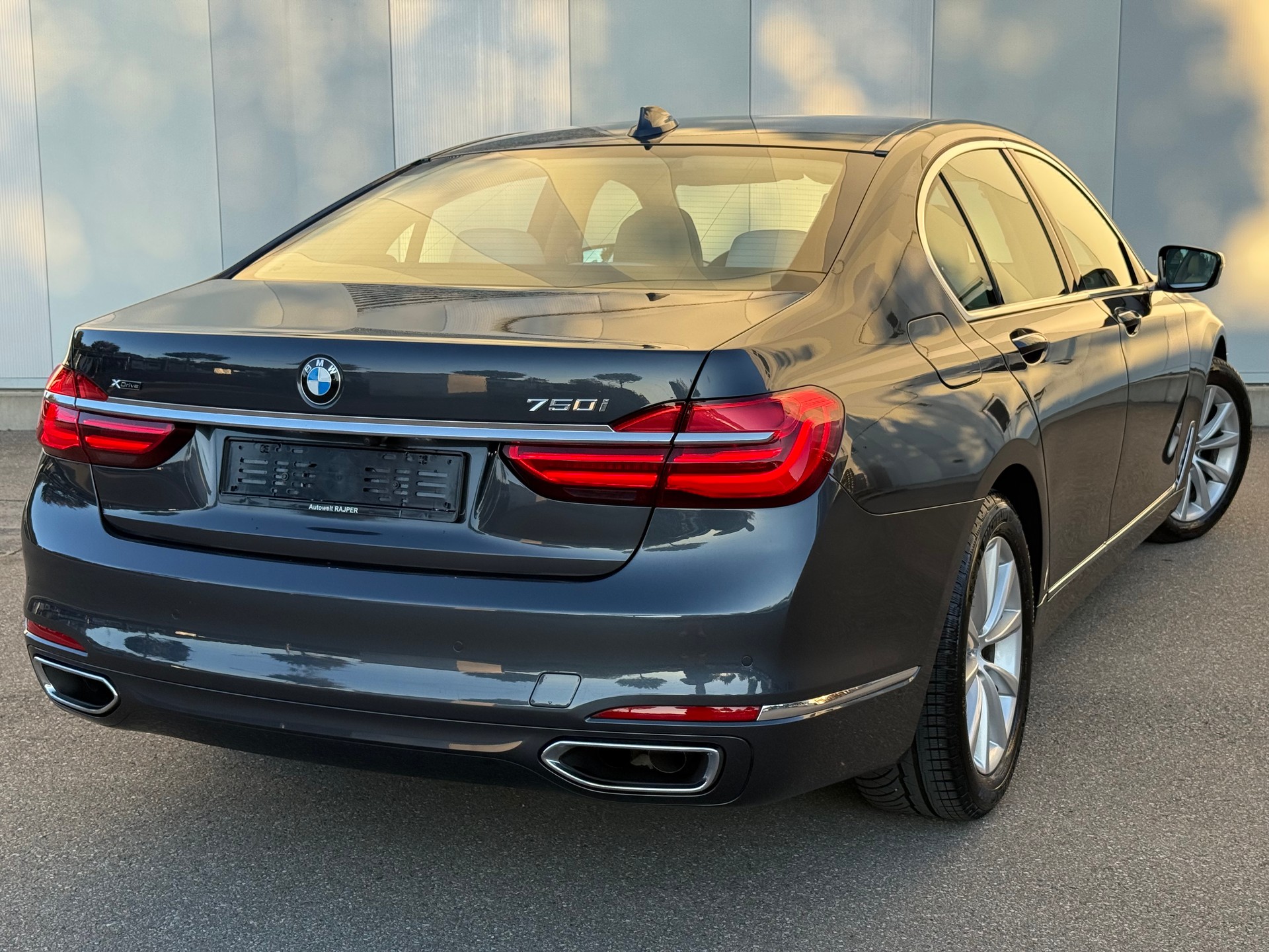 BMW 750i xDrive Steptronic-image-5