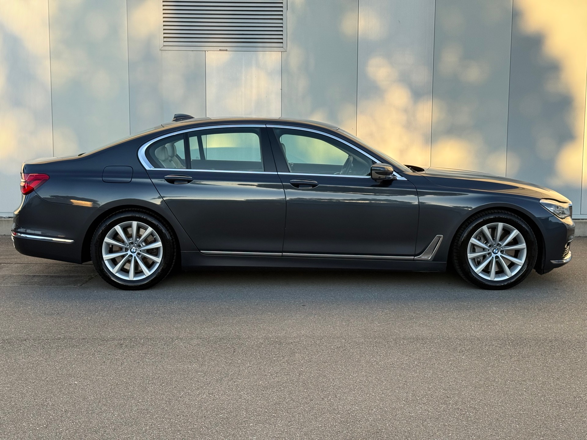BMW 750i xDrive Steptronic-image-6