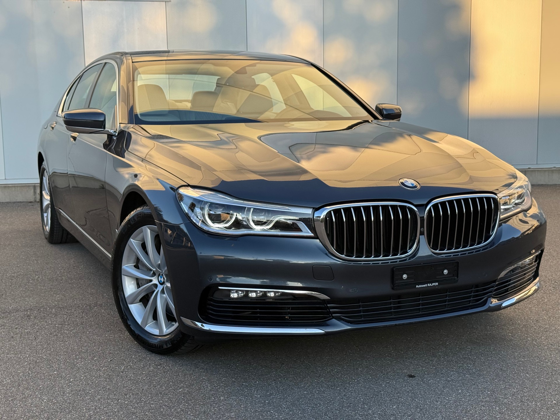 BMW 750i xDrive Steptronic-image-2