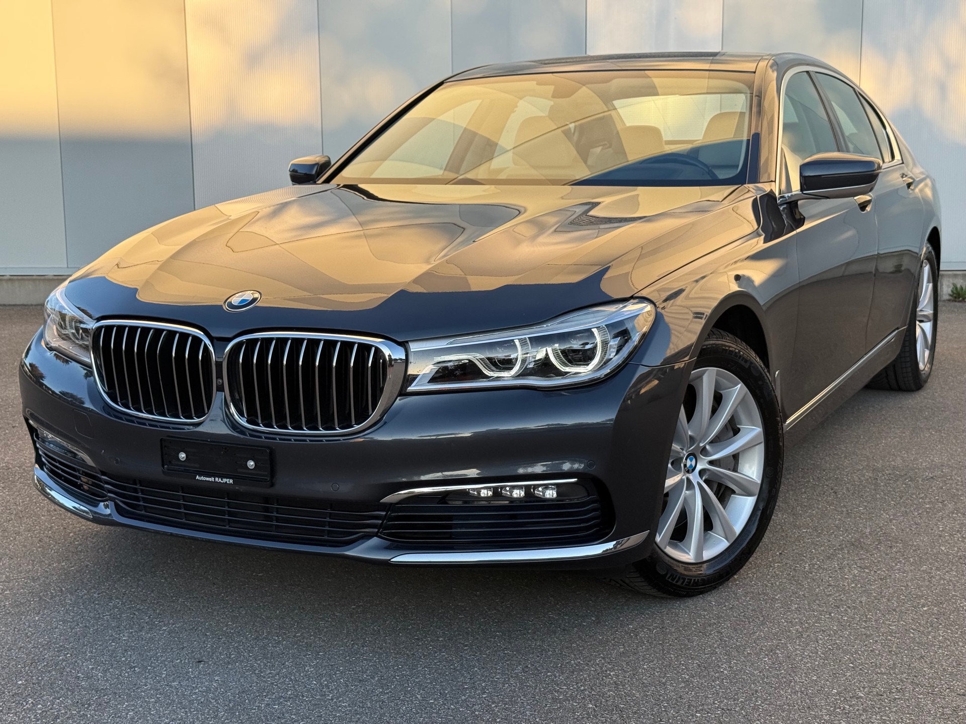 BMW 750i xDrive Steptronic-image-0