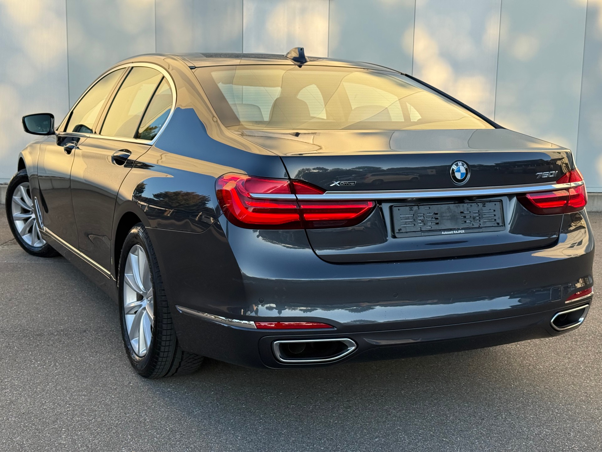 BMW 750i xDrive Steptronic-image-3