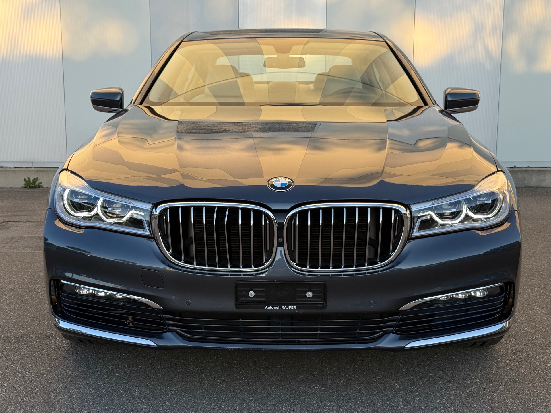 BMW 750i xDrive Steptronic-image-1