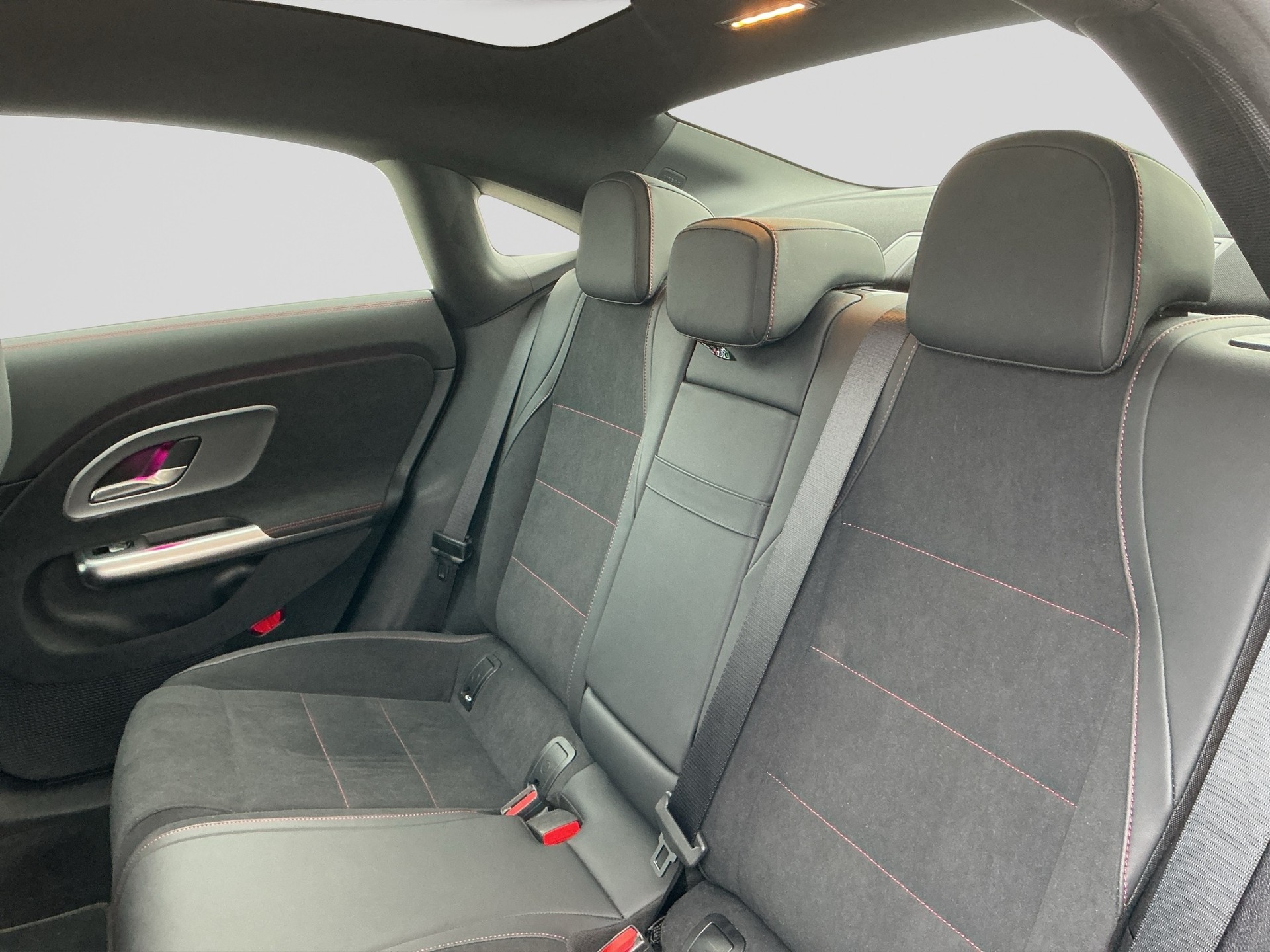MERCEDES-BENZ CLA 180 AMG Line-image-13