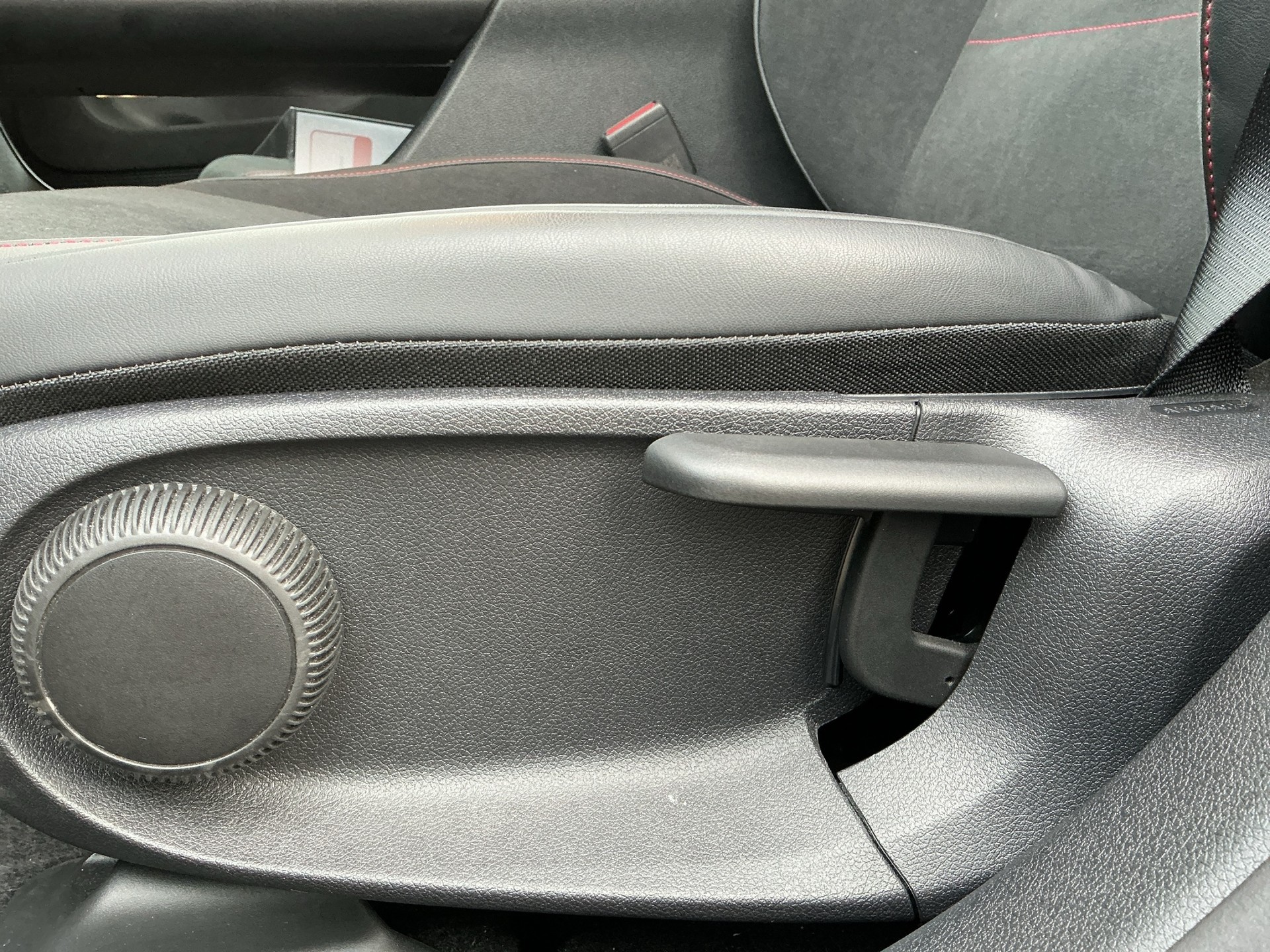 MERCEDES-BENZ CLA 180 AMG Line-image-7