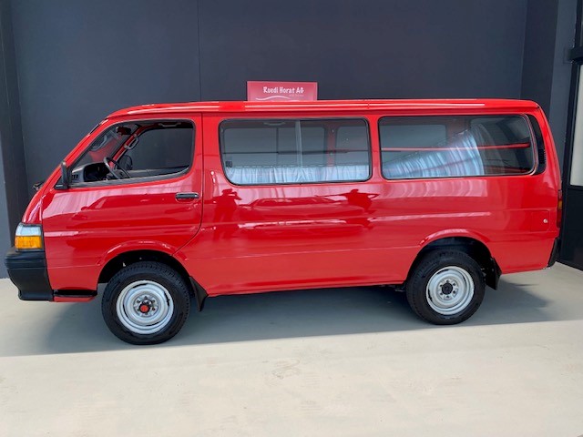 TOYOTA HIACE Standard 4 Door Van 2.4L 5 Speed Manual-image-2