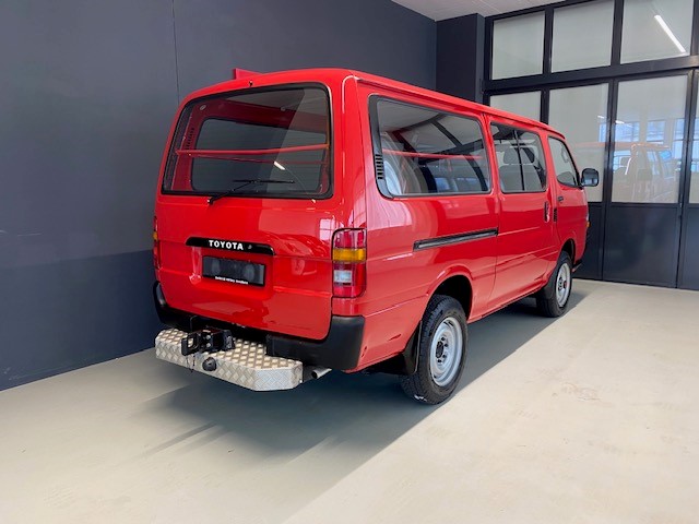 TOYOTA HIACE Standard 4 Door Van 2.4L 5 Speed Manual-image-4