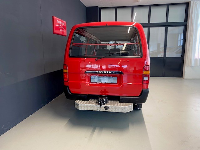TOYOTA HIACE Standard 4 Door Van 2.4L 5 Speed Manual-image-5