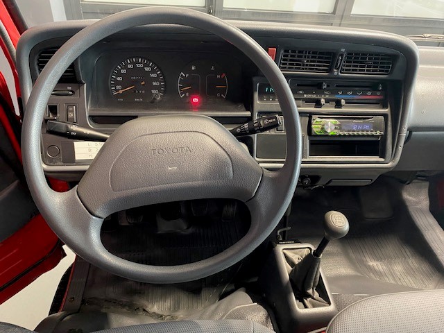 TOYOTA HIACE Standard 4 Door Van 2.4L 5 Speed Manual-image-11