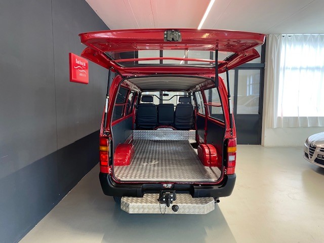 TOYOTA HIACE Standard 4 Door Van 2.4L 5 Speed Manual-image-6