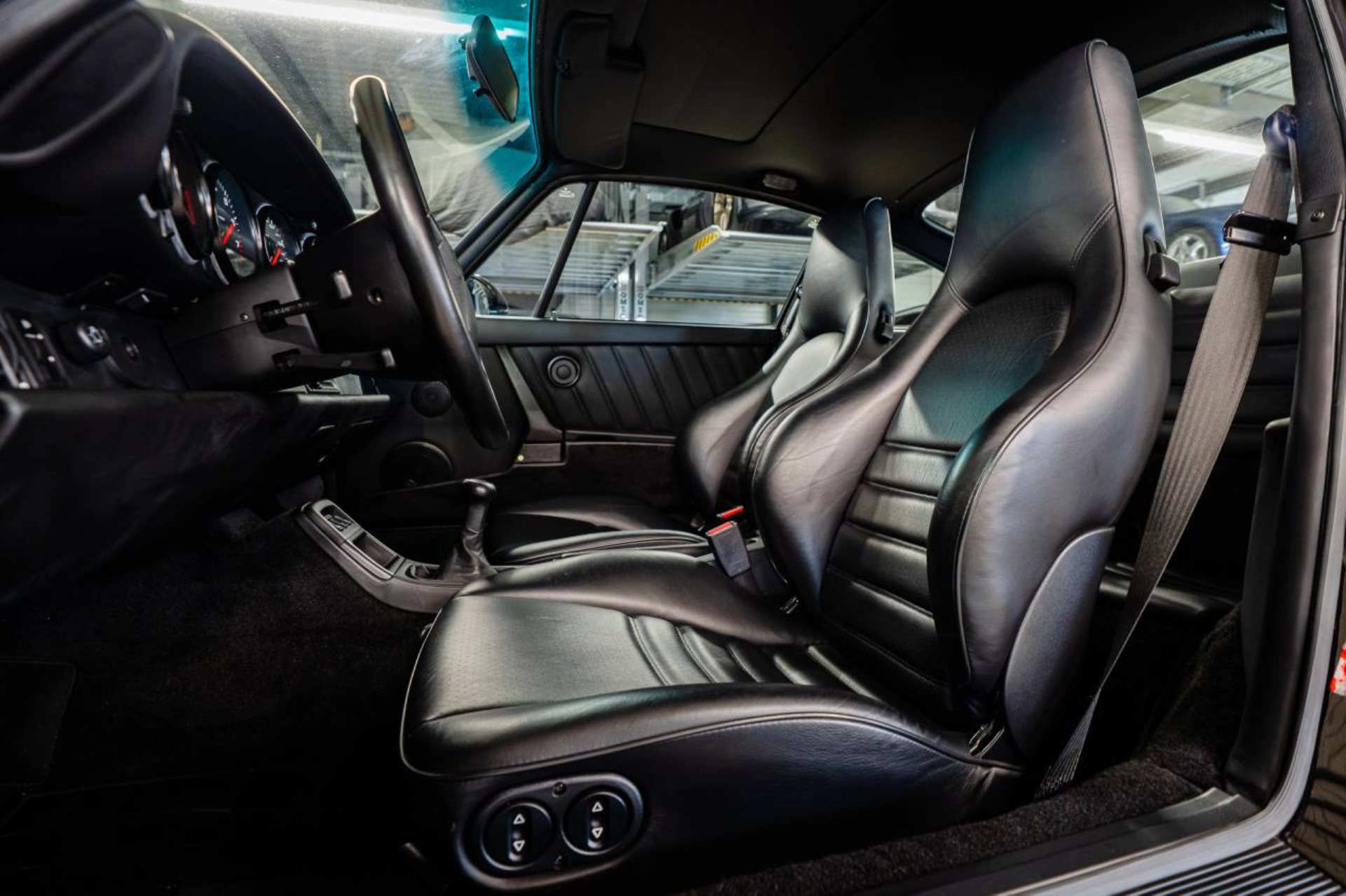 PORSCHE 911 Turbo Coupé-image-15