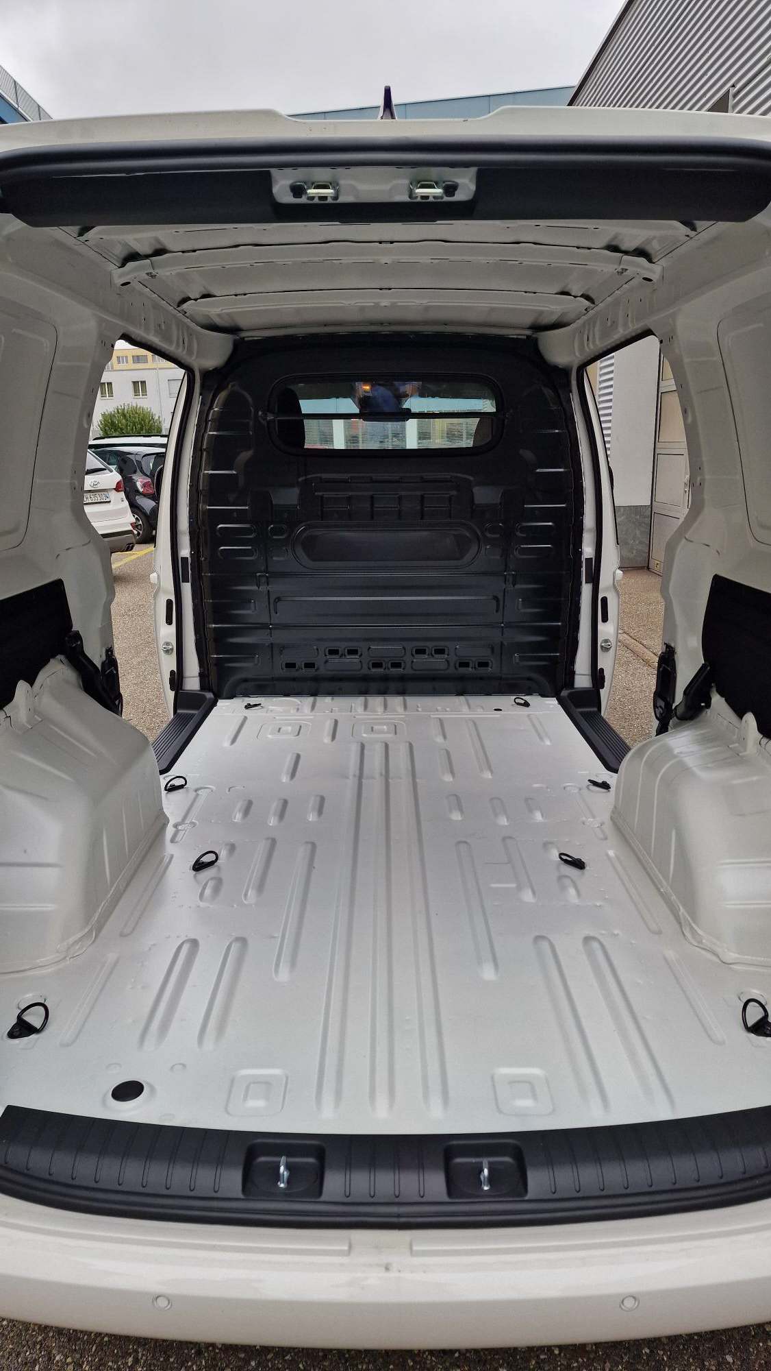 HYUNDAI Staria Cargo 84 kWh Amplia-image-14