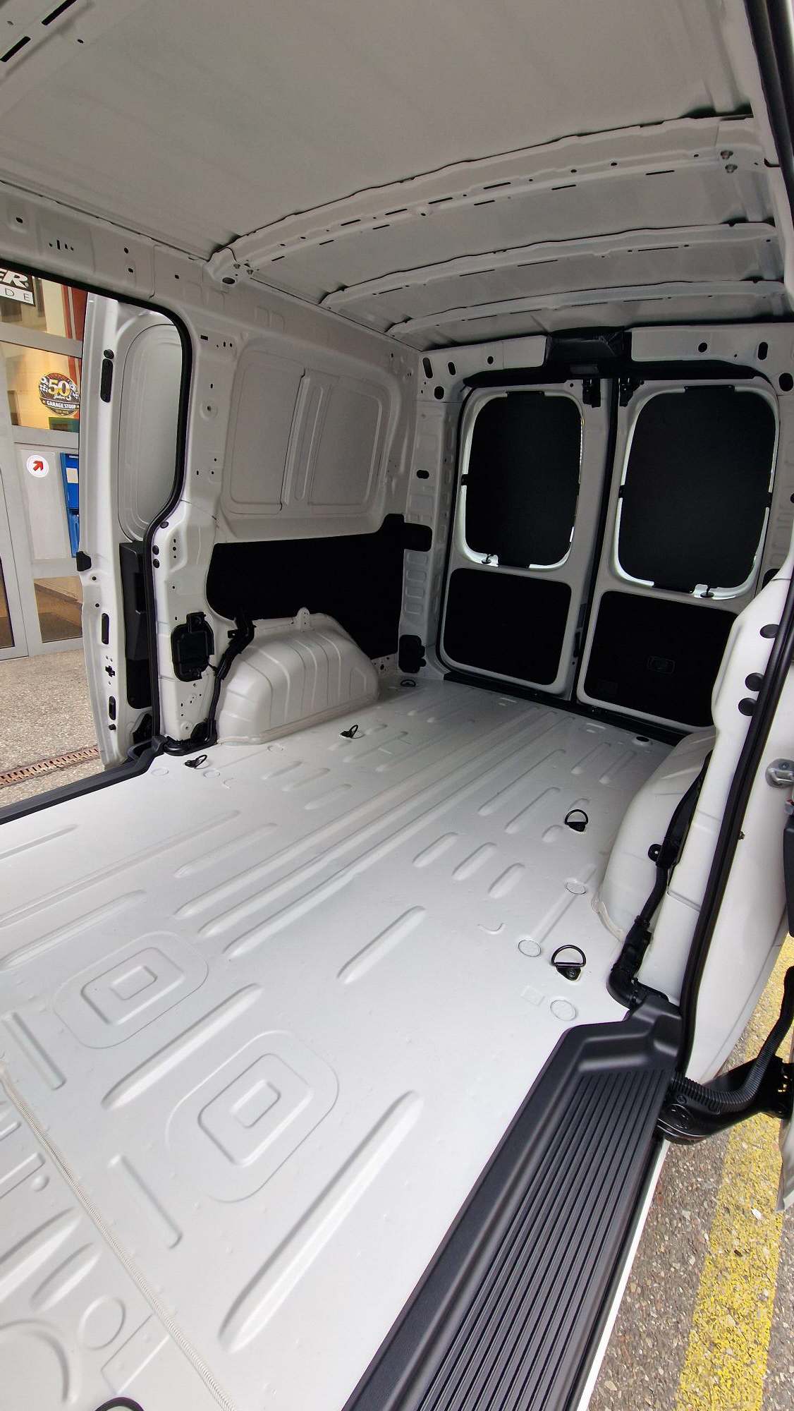 HYUNDAI Staria Cargo 84 kWh Amplia-image-15