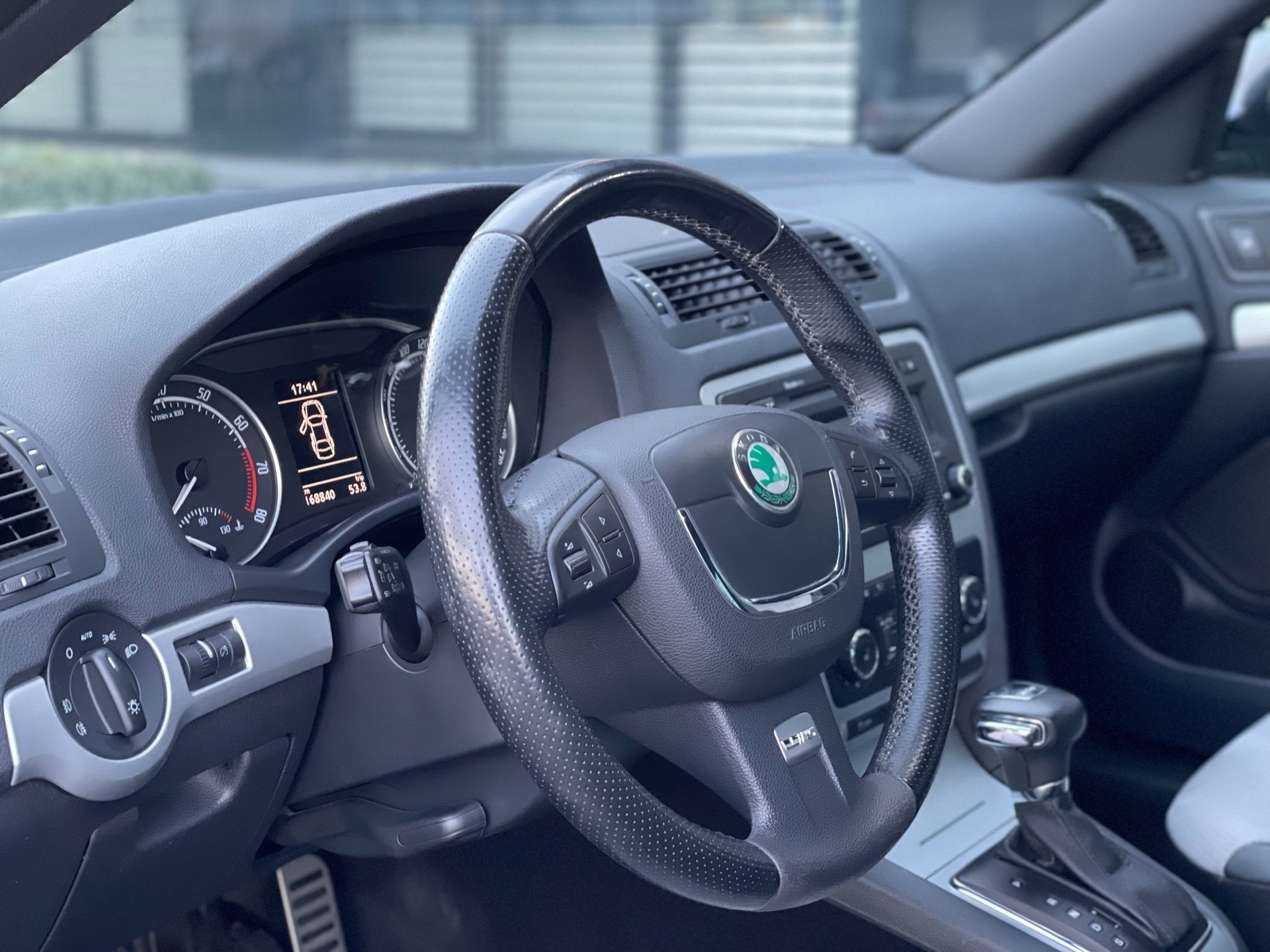 SKODA Octavia Combi 2.0 TSI RS DSG-image-8