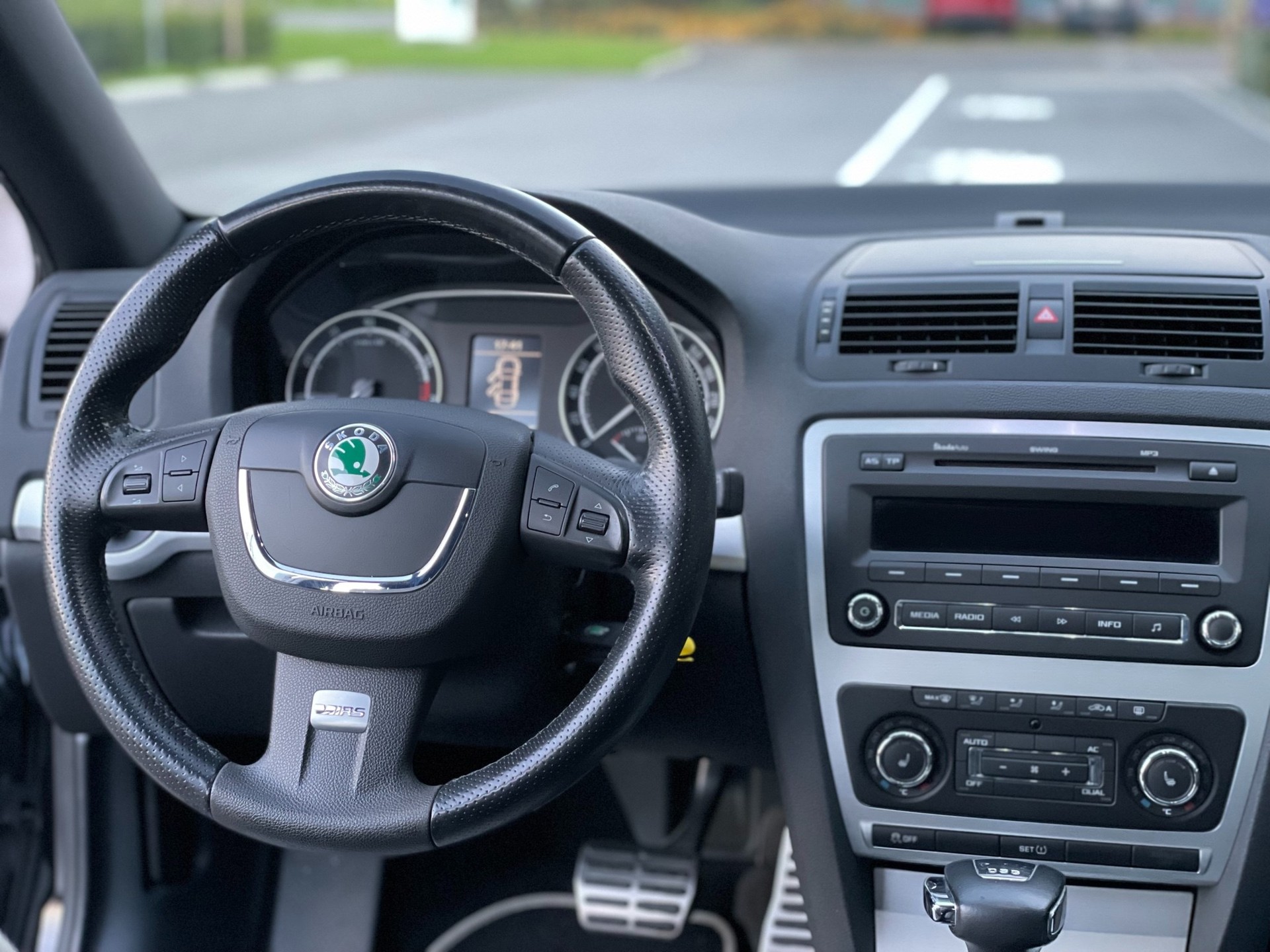 SKODA Octavia Combi 2.0 TSI RS DSG-image-11