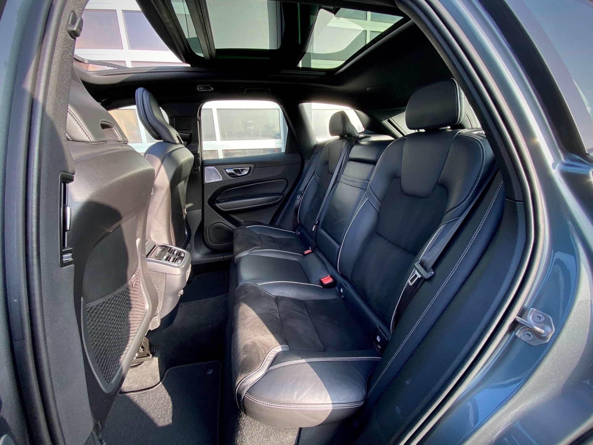 VOLVO XC60 T5 AWD R-Design Geartronic - Véhicule Suisse (CH)-image-10