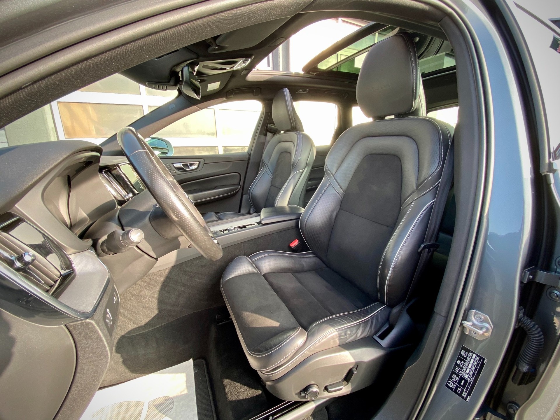 VOLVO XC60 T5 AWD R-Design Geartronic - Véhicule Suisse (CH)-image-9