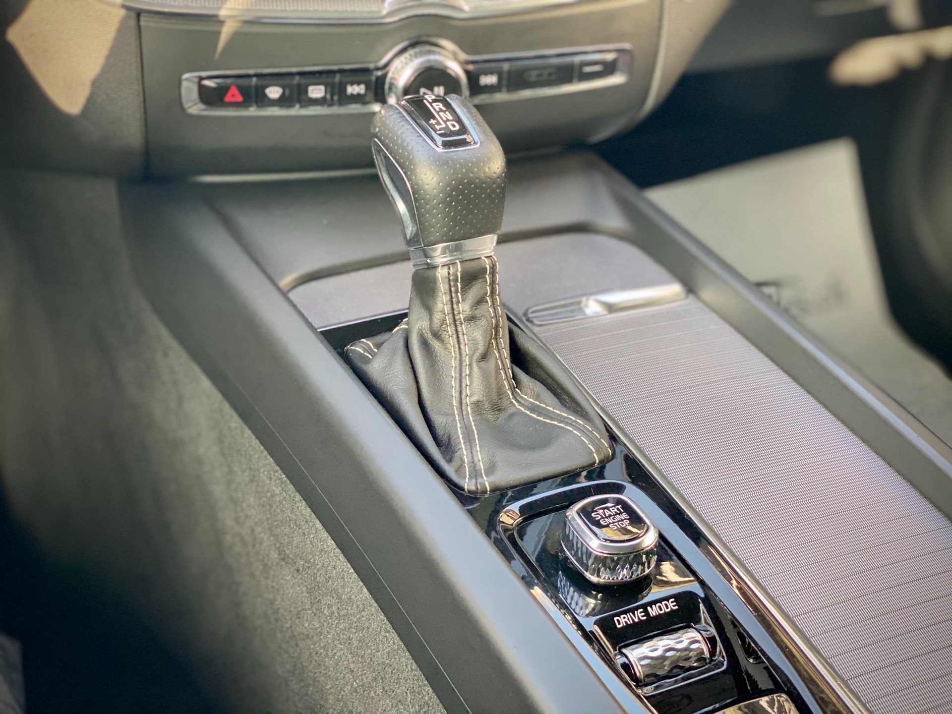 VOLVO XC60 T5 AWD R-Design Geartronic - Véhicule Suisse (CH)-image-11