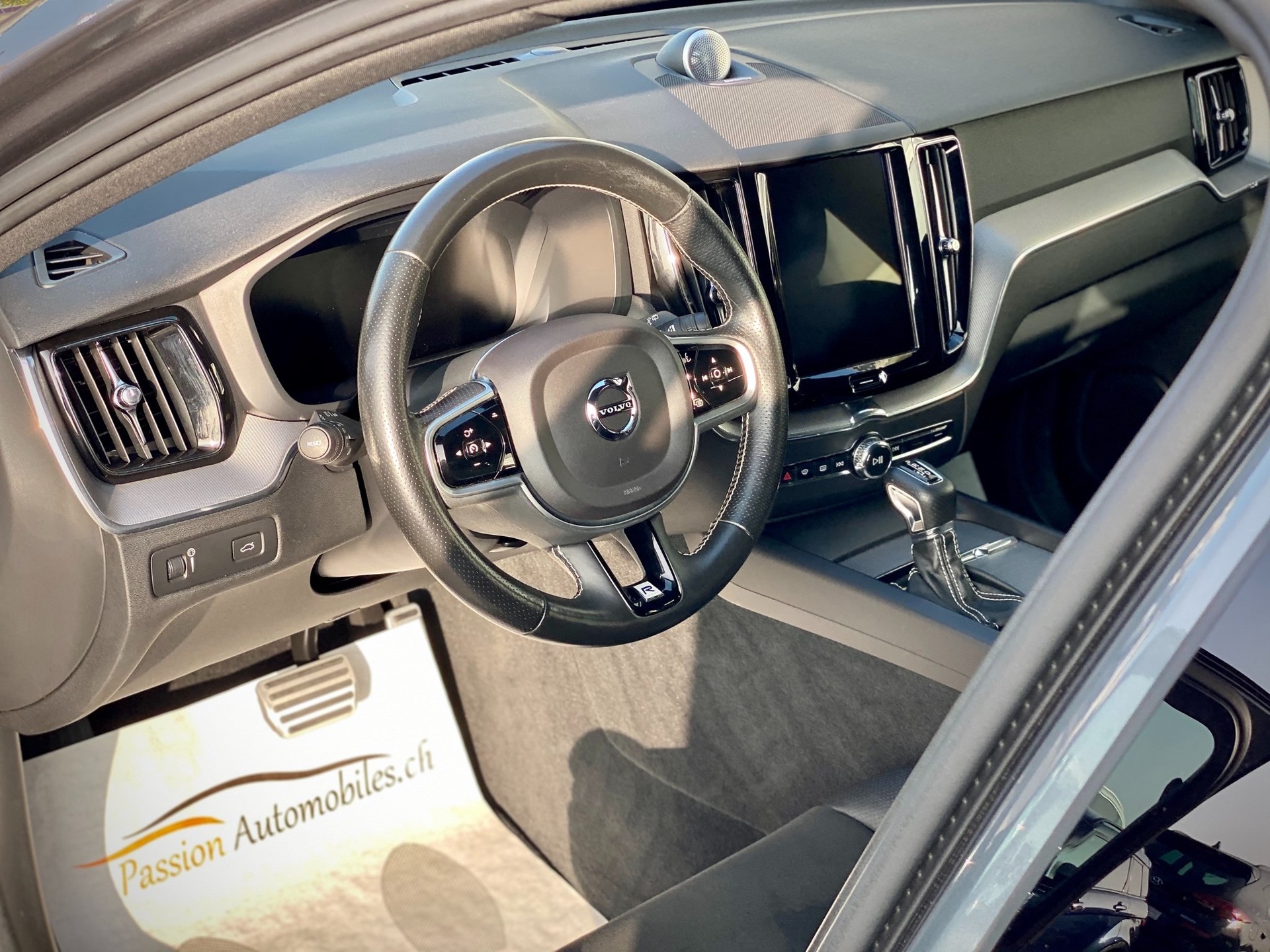 VOLVO XC60 T5 AWD R-Design Geartronic - Véhicule Suisse (CH)-image-8