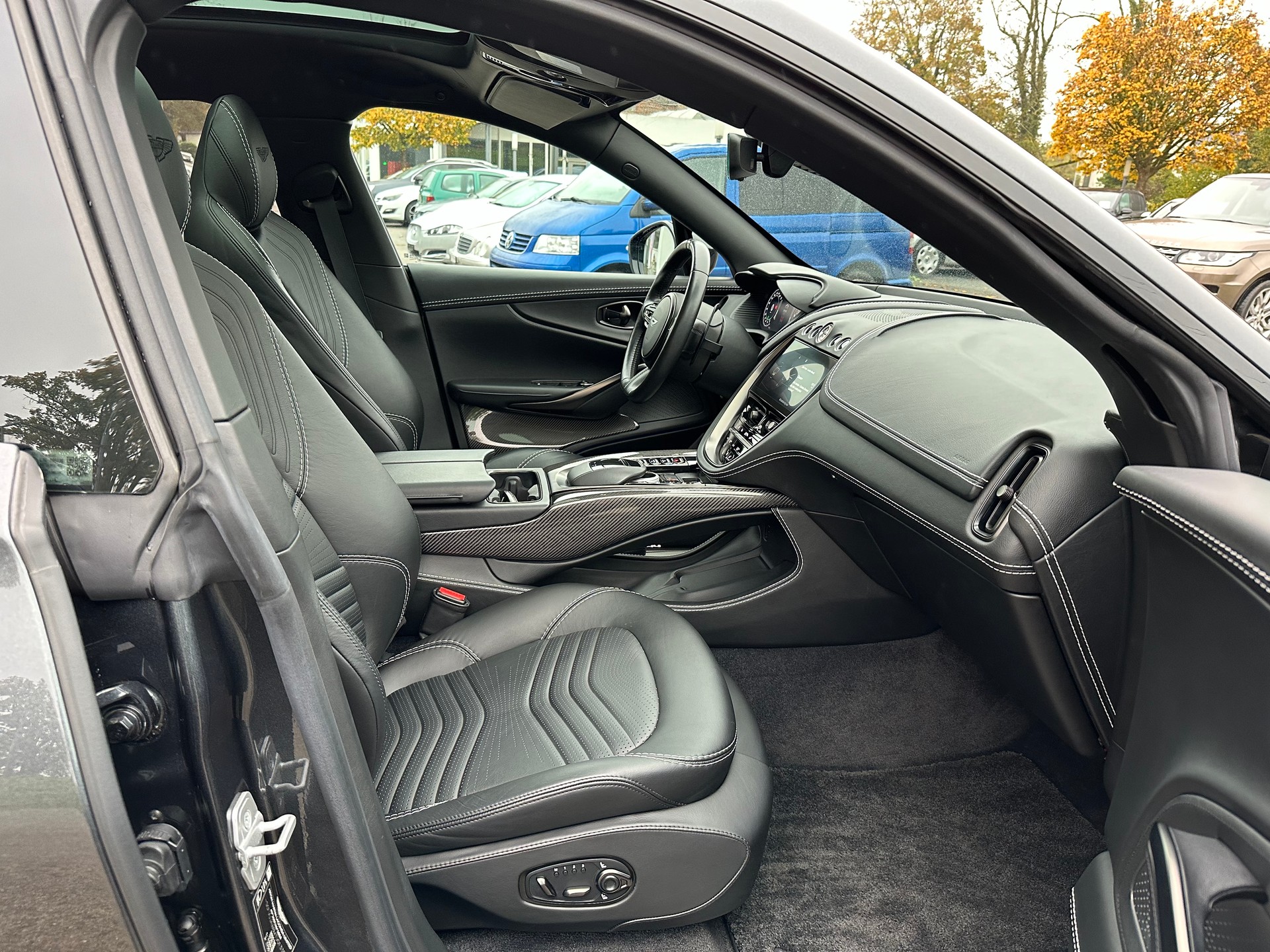 ASTON MARTIN DBX 4.0 V8-image-17