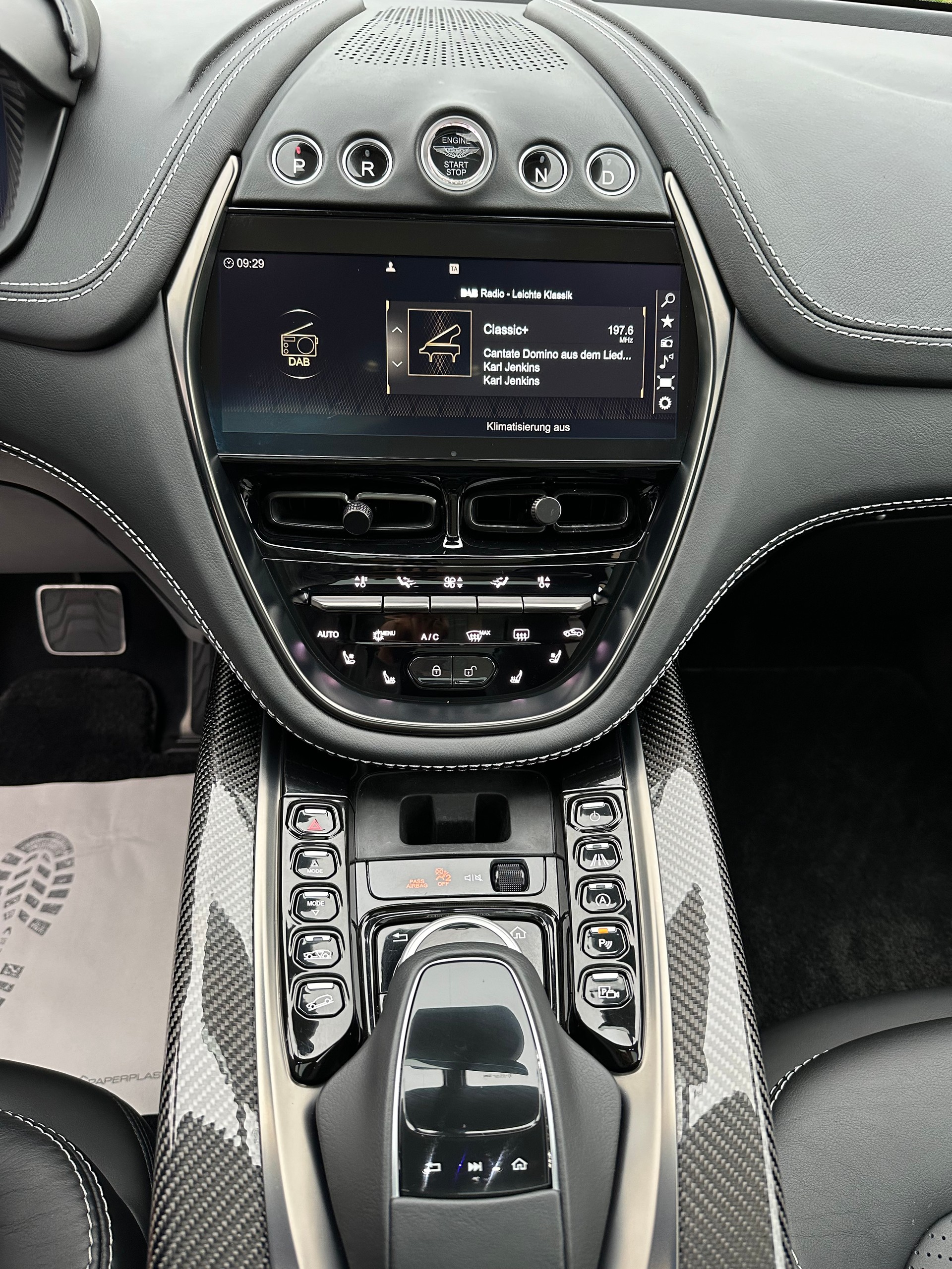 ASTON MARTIN DBX 4.0 V8-image-11