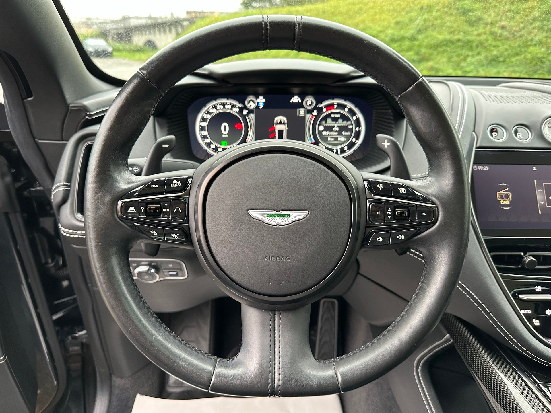 ASTON MARTIN DBX 4.0 V8-image-10