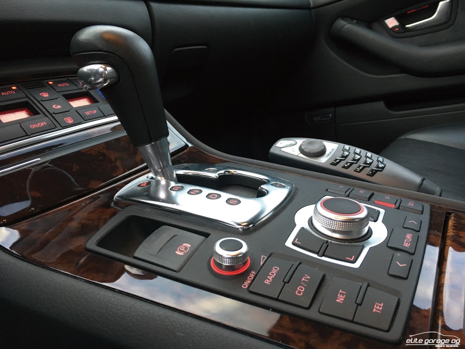 AUDI A8 4.2 quattro-image-12