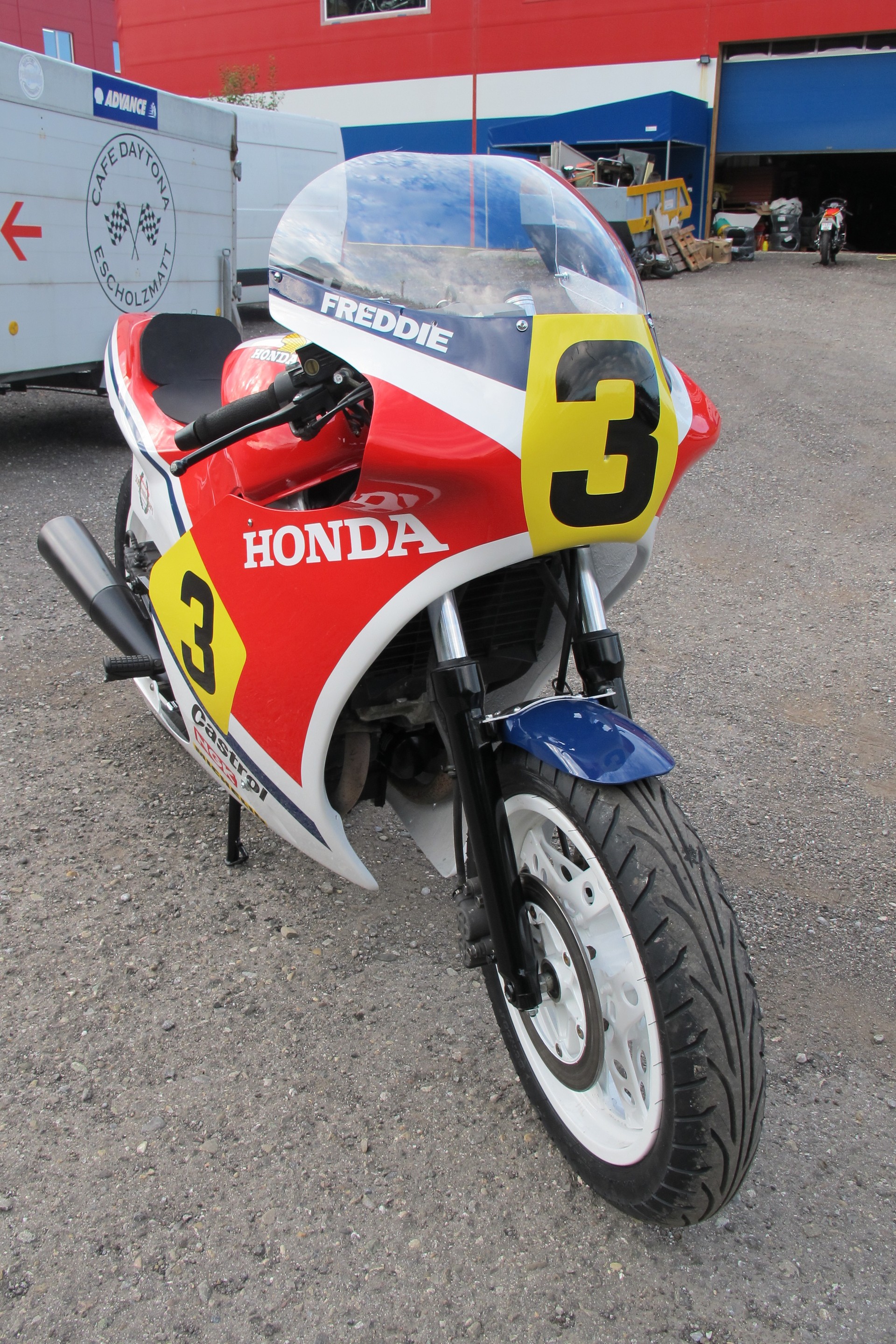 HONDA VF 500 F-image-10