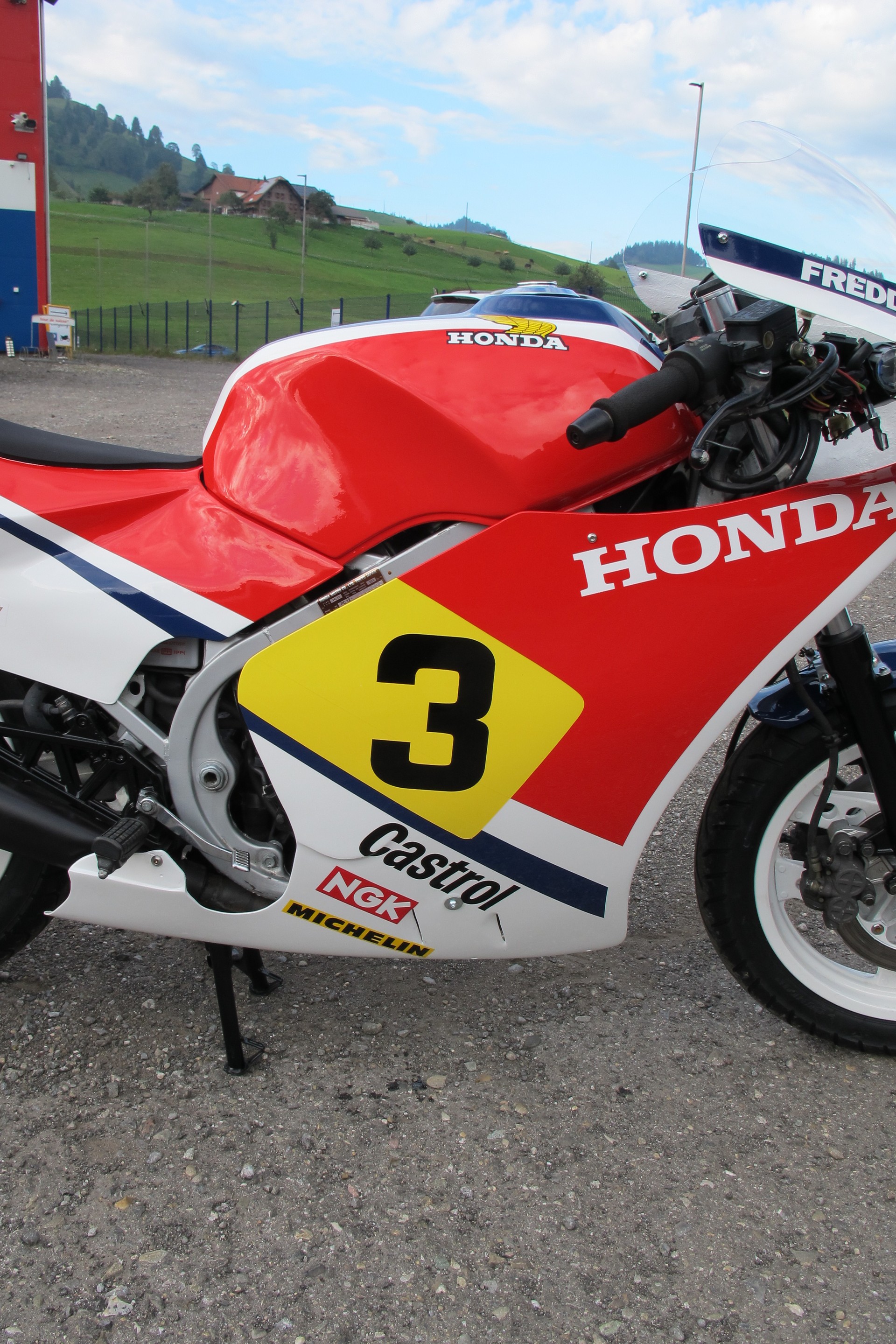 HONDA VF 500 F-image-12