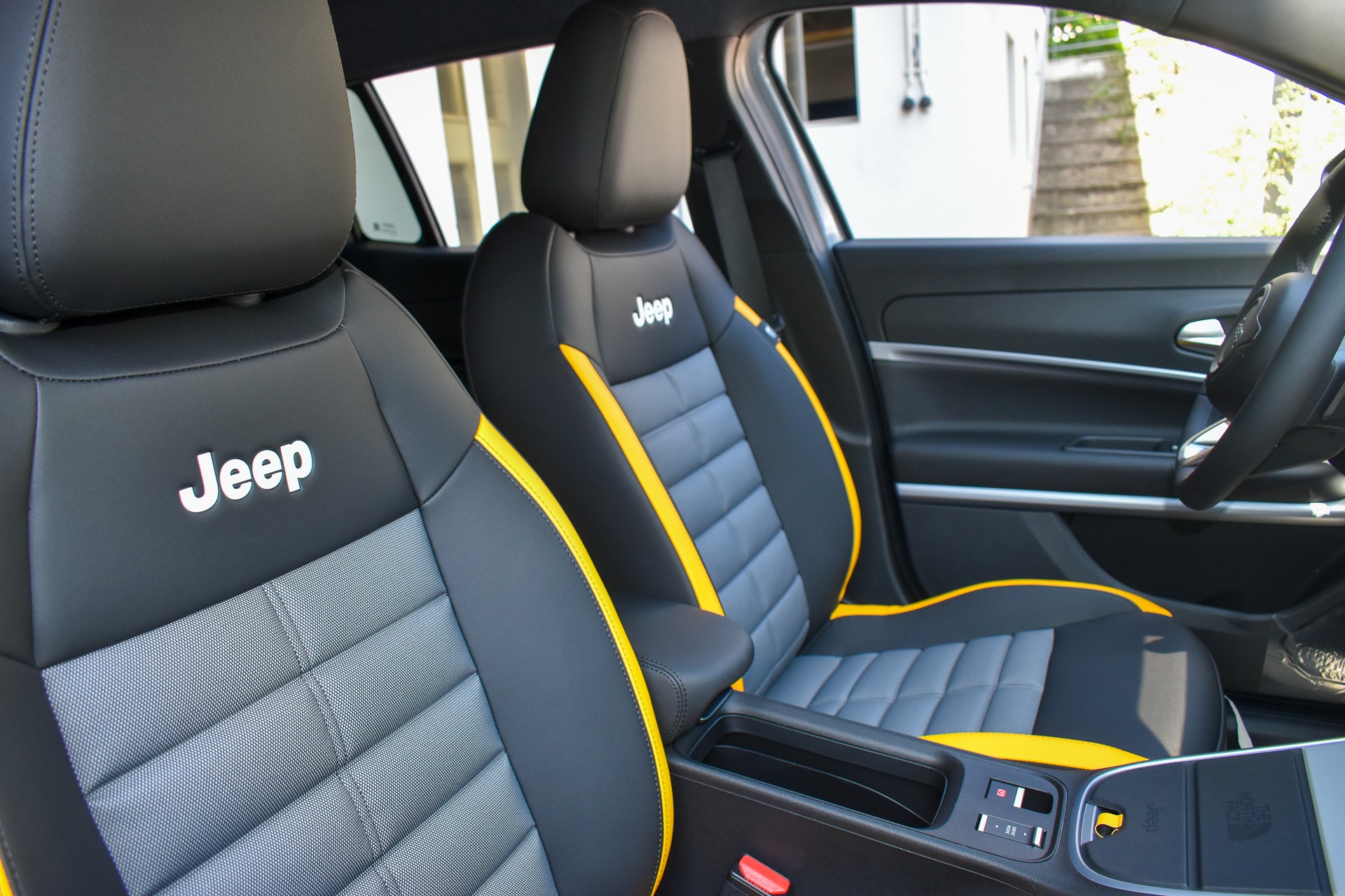 JEEP Avenger 1.2 Turbo MHEV The North Face 4xe-image-9